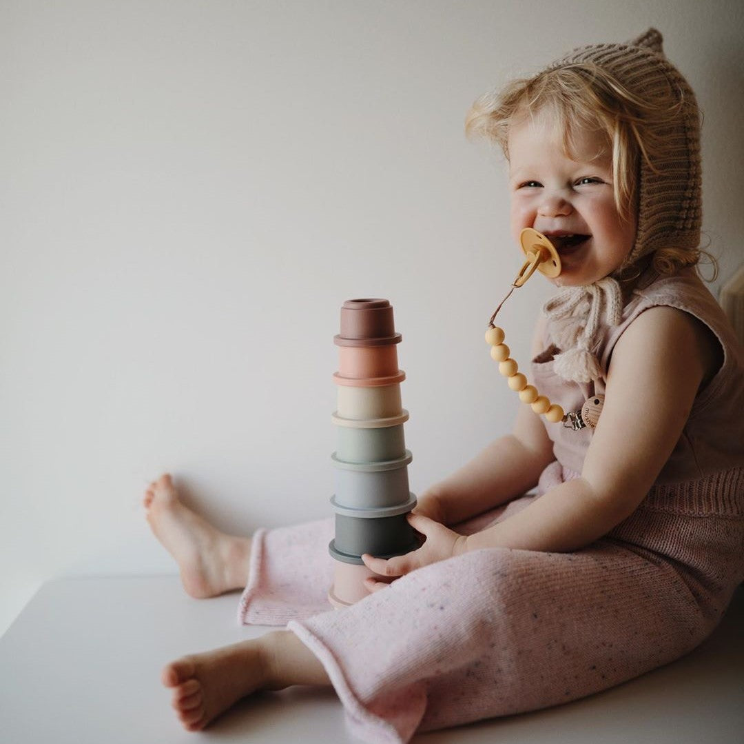 Pasztell színekben pompázó építő pohártorony a pippadunál - mushie márka