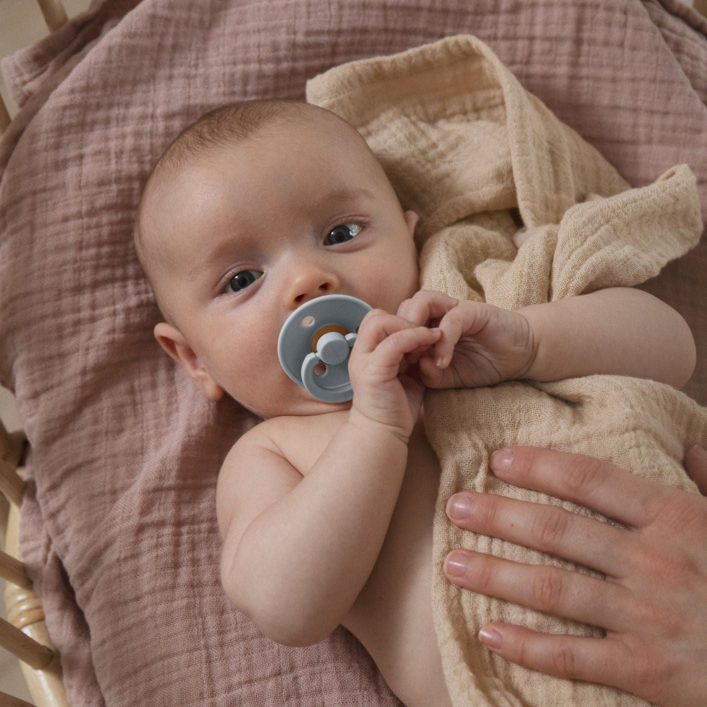 BIBS Colour cumi pasztellkék színben, natúrkaucsuk cumifejjel - pippadu