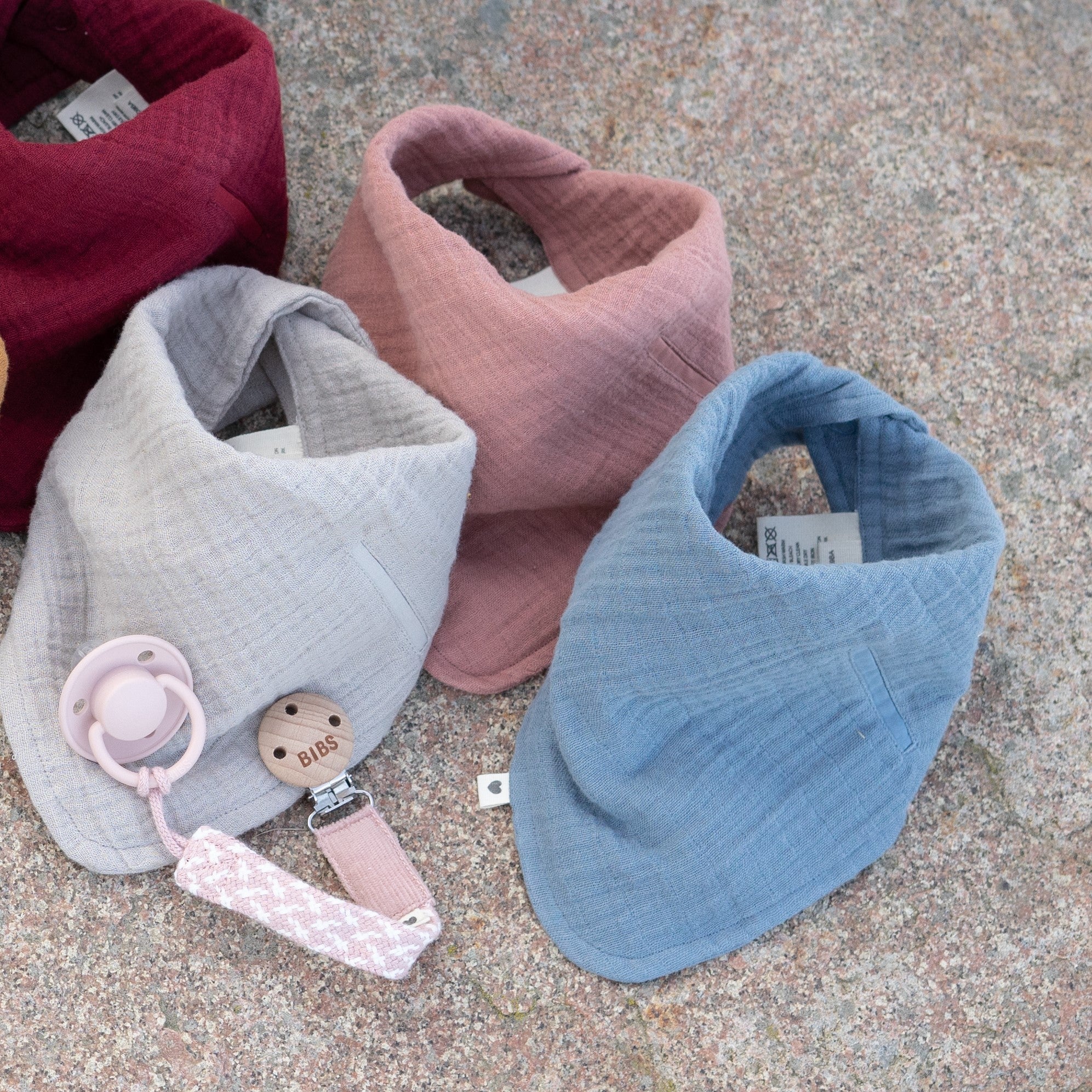 BIBS muszlin nyálkendő páva színben a pippadu polcain