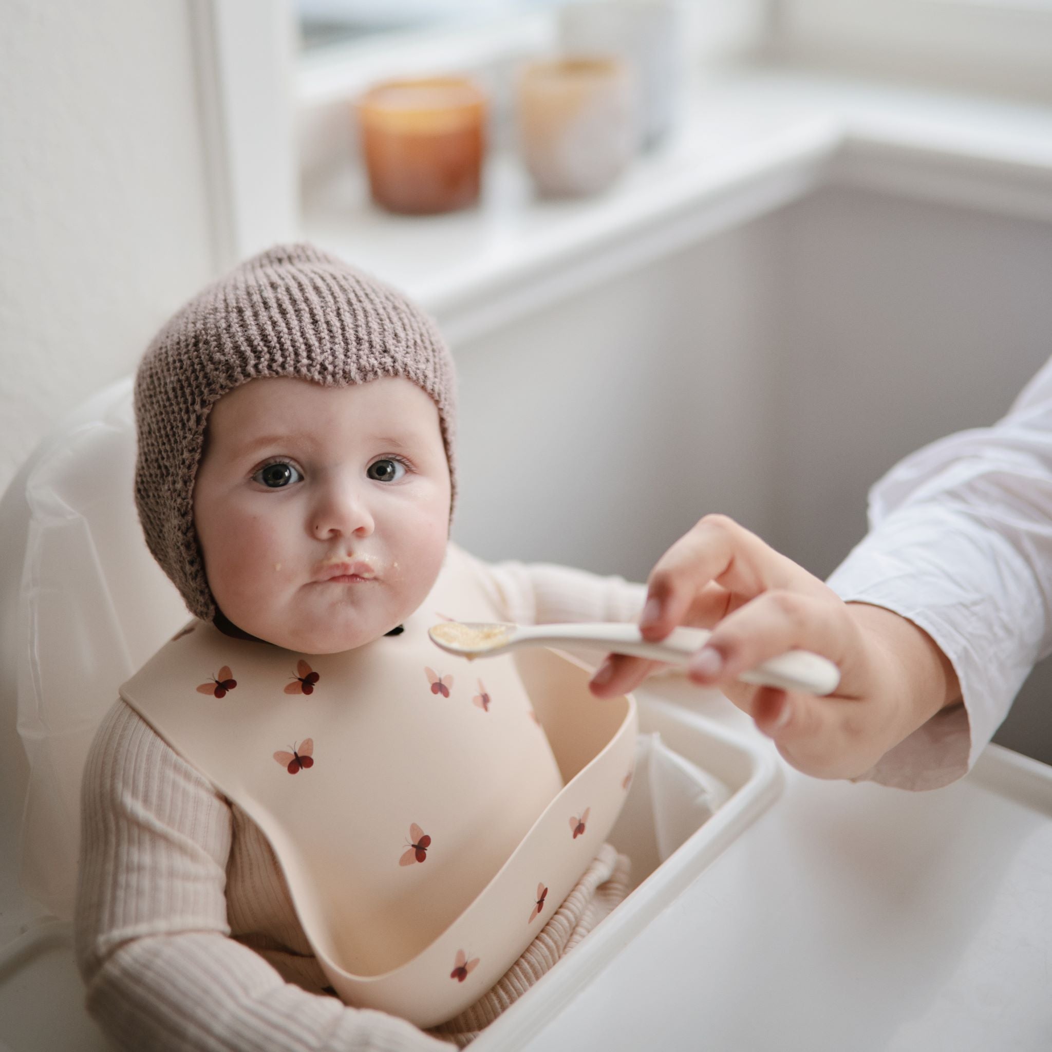 Hajlékony szilikon előke pillangó mintával a mushie márkától - pippadu