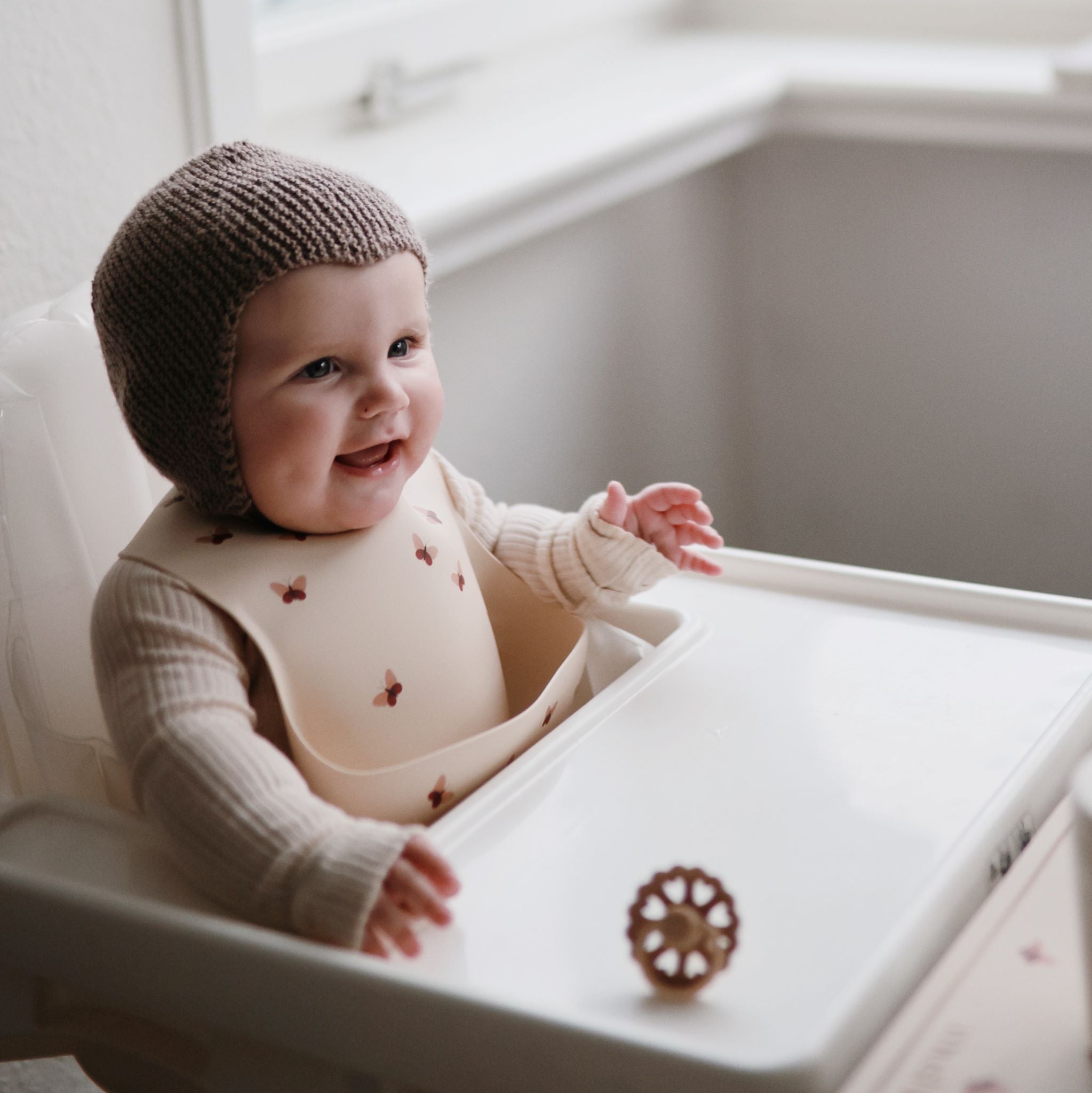 Szilikon előke pillangó mintával a pippadu polcain - gyerek étkészlet - blw