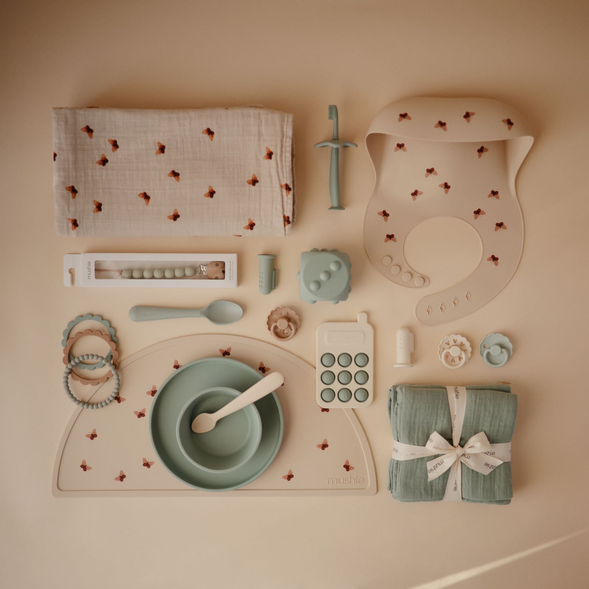 gyerek étkészlet és kiegészítők pillangó mintával a mushie márkától - pippadu