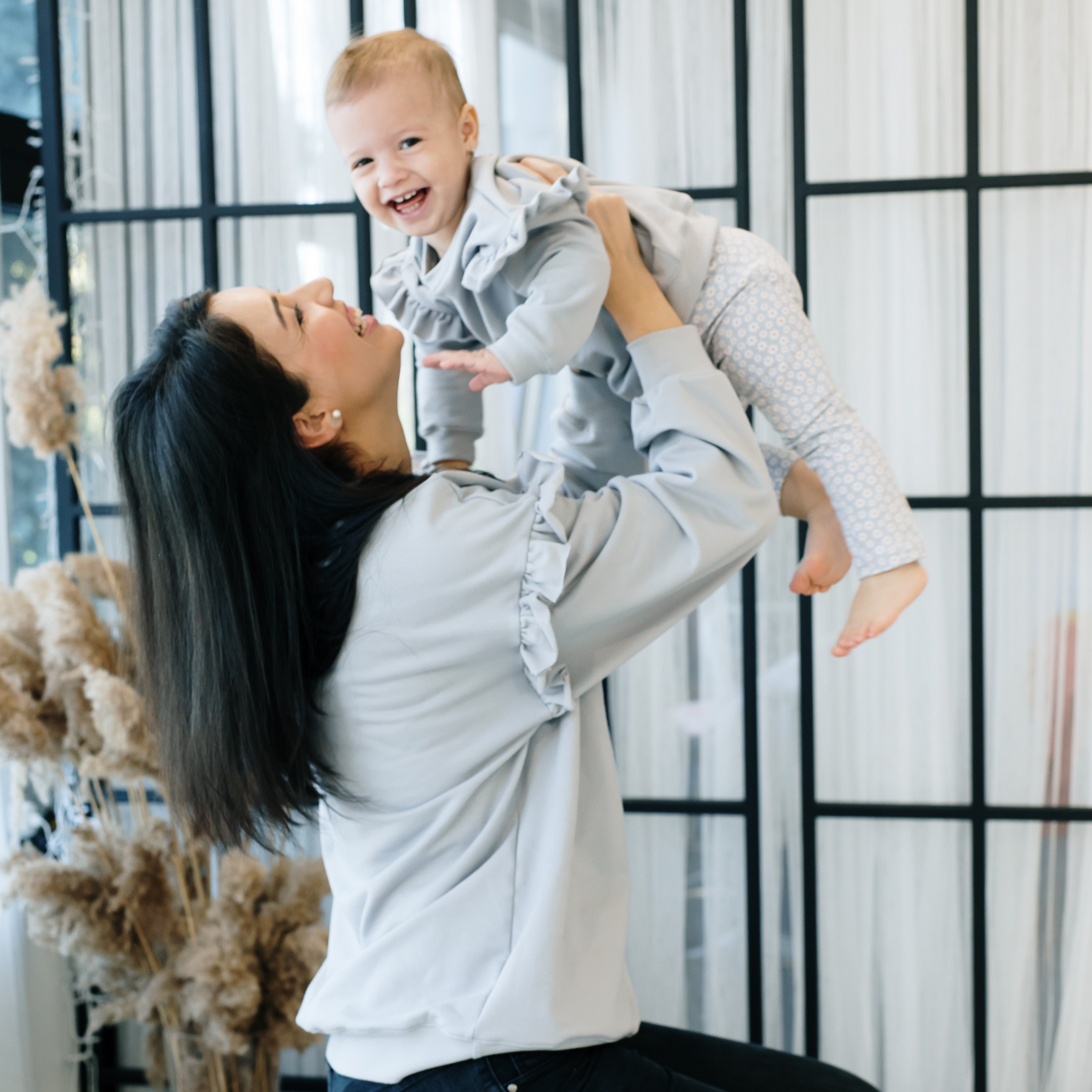 Lányka pulóver fodorral és leggings: ezüstszürke + margarétás - akár anya-lánya szettben is pippadu