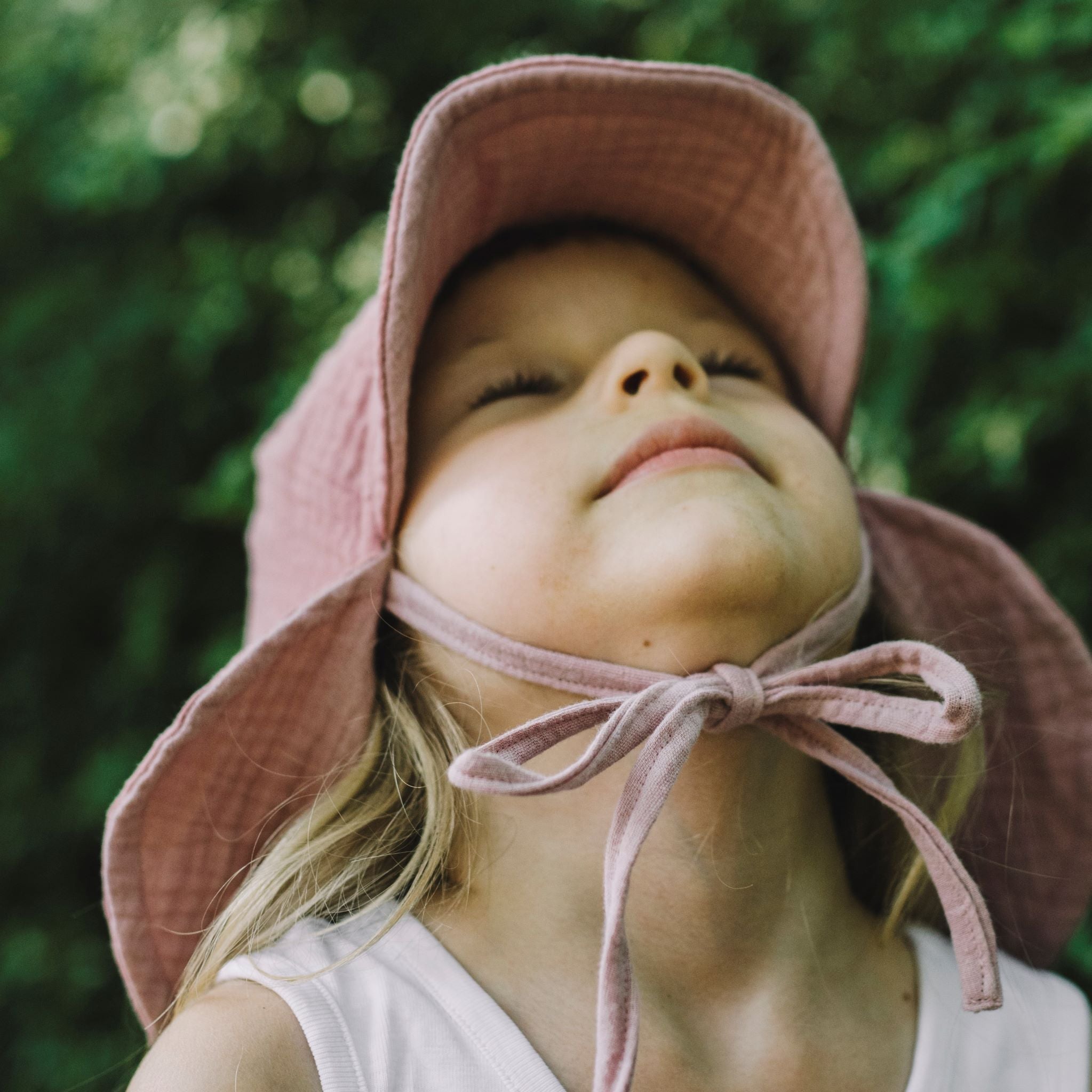 Napozó sapka gyerekeknek - mályva és rózsa színben - pippadu