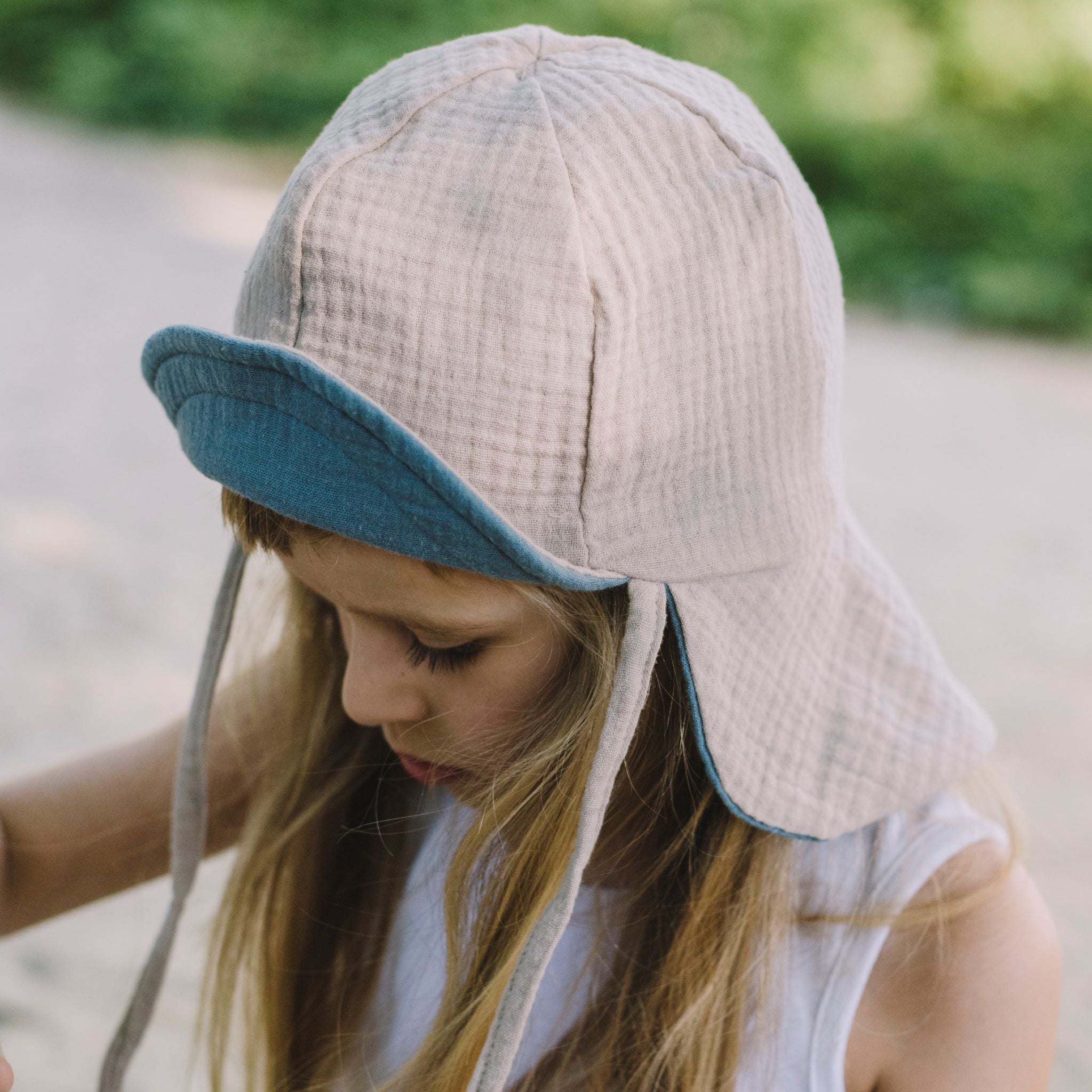 Pippadu kifordítható muszlin napozó sapka gyerekeknek bézs és tengerkék színben