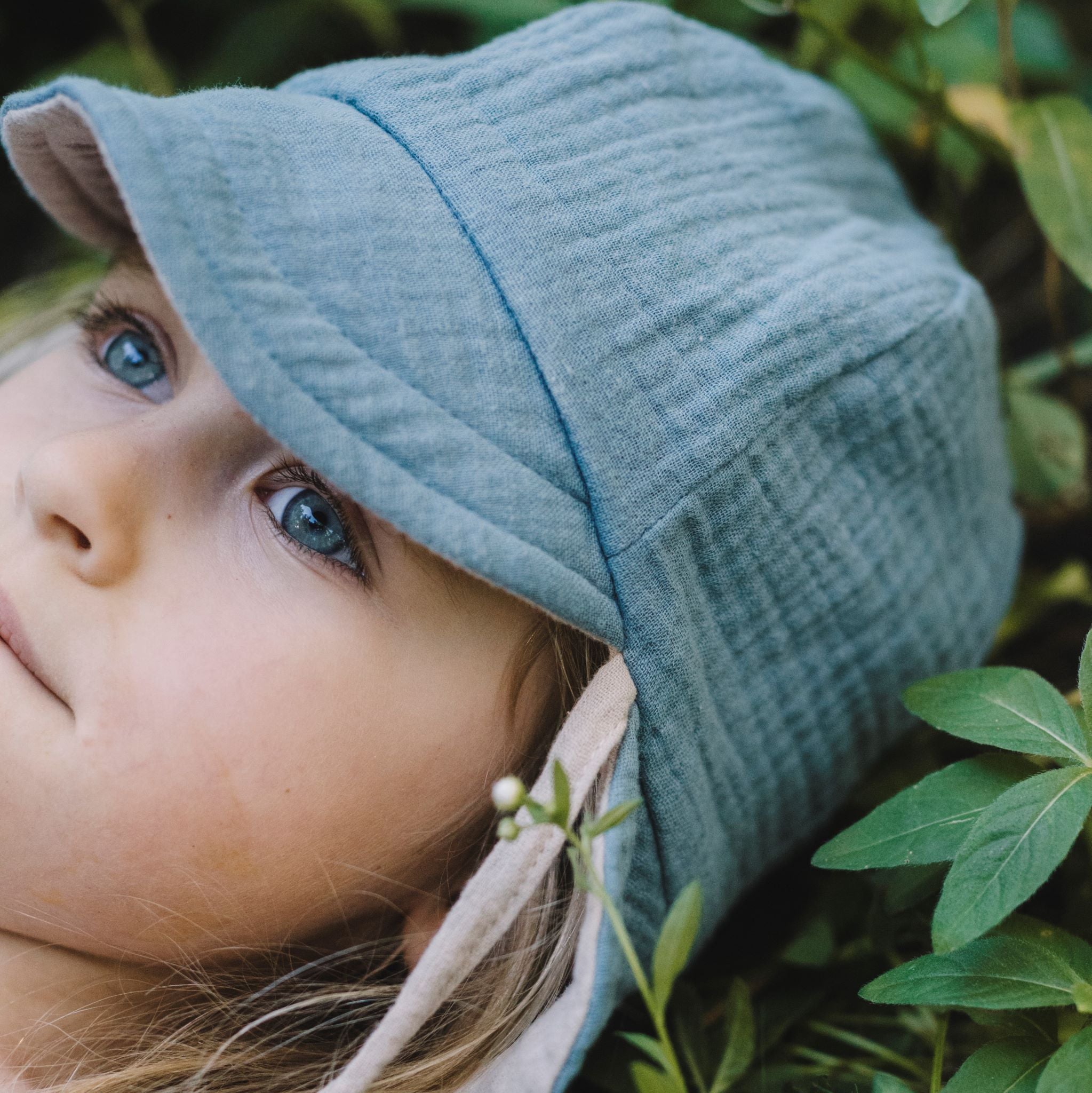 Pippadu kifordítható muszlin napsapka - bézs/tengerkék színben