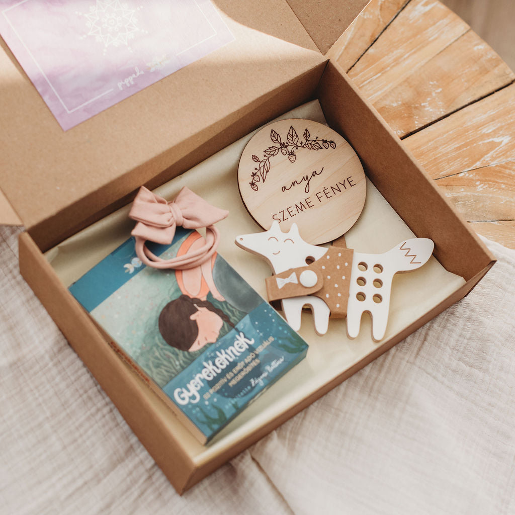 A pippadu és Modern Goddess ajándékcsomag Gyerekkártyák ajándékcsomagjában fűzős játékot, babafotózási kelléket és masnis kiegészítőt találsz.