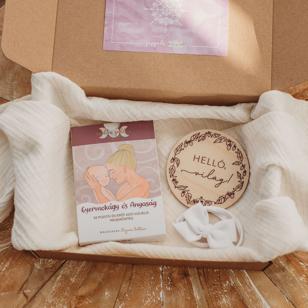 A pippadu és Modern Goddess ajándékcsomag Gyermekágy és Anyaság csomagjában textilpelenkát, hajdíszt és babafotózási kelléket találsz.