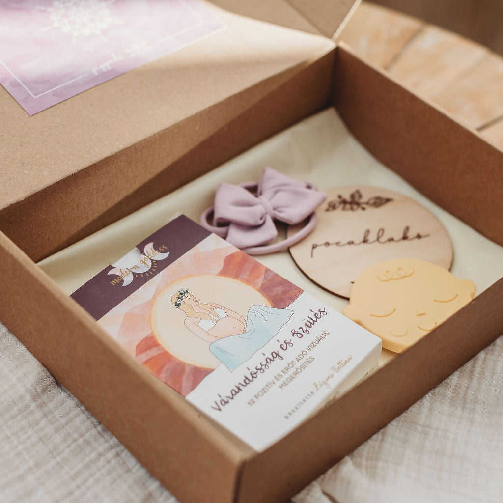 A pippadu és Modern Goddess ajándékcsomag Várandósság és Szülés csomagjában rágókát, babafotózási kelléket és masnis hajdíszt találsz.