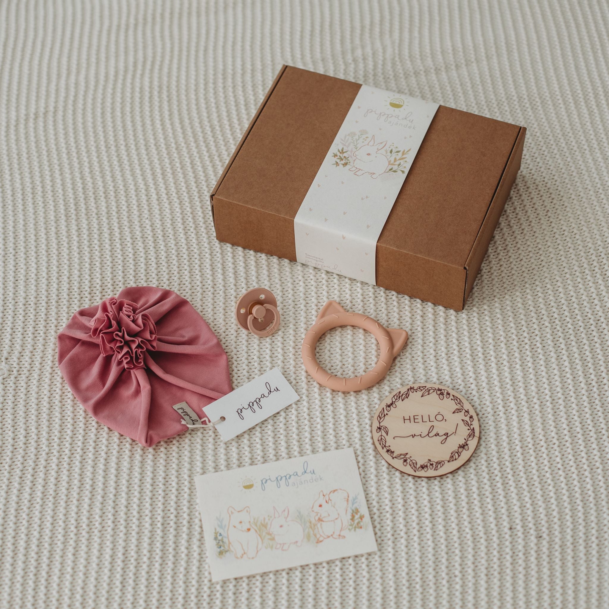 Babaváró ajándékcsomag kislányos kismamáknak a pippadu polcain - egyedi ajándék babavárás alkalmából