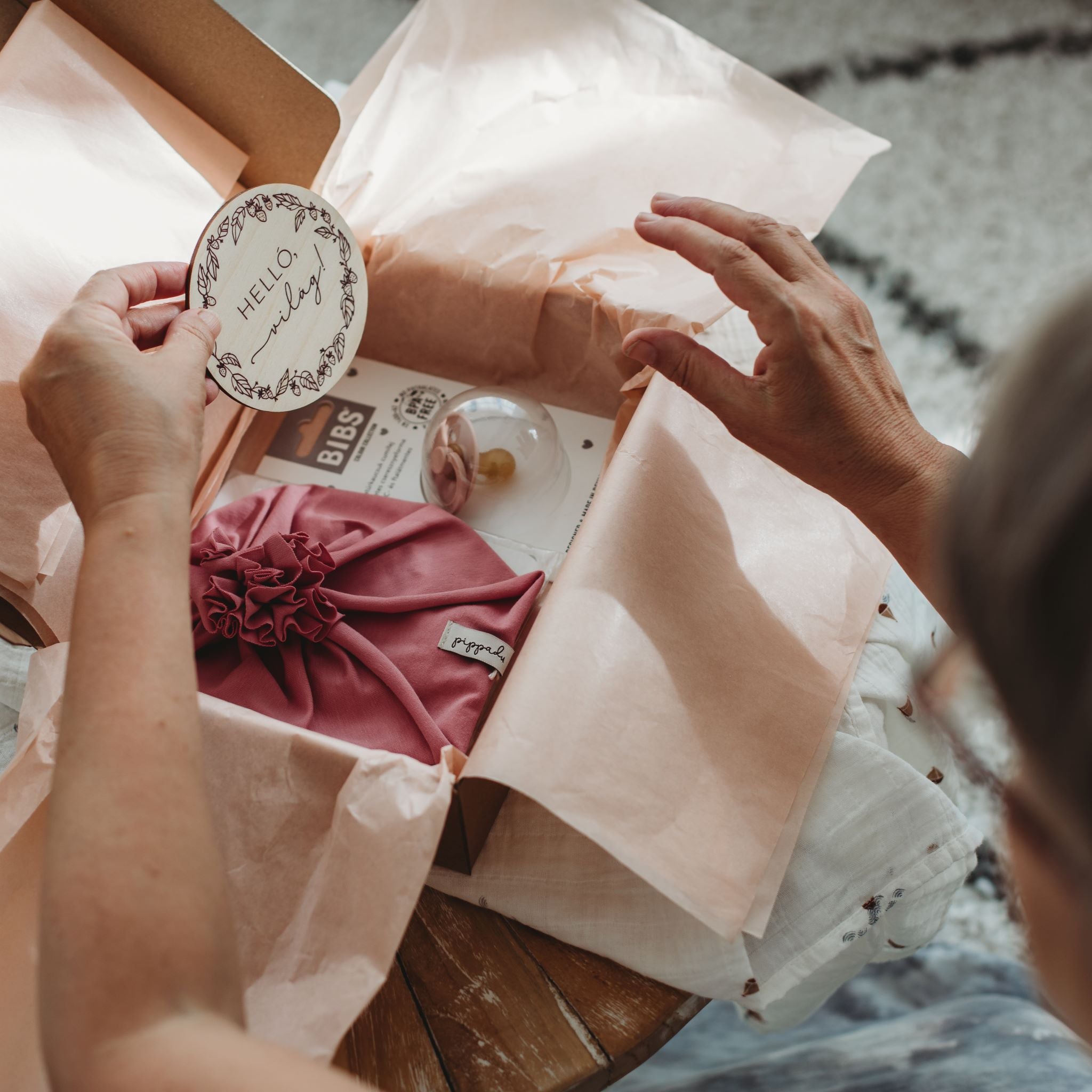 Babaváró ajándékcsomag kislányos kismamáknak a pippadu polcain