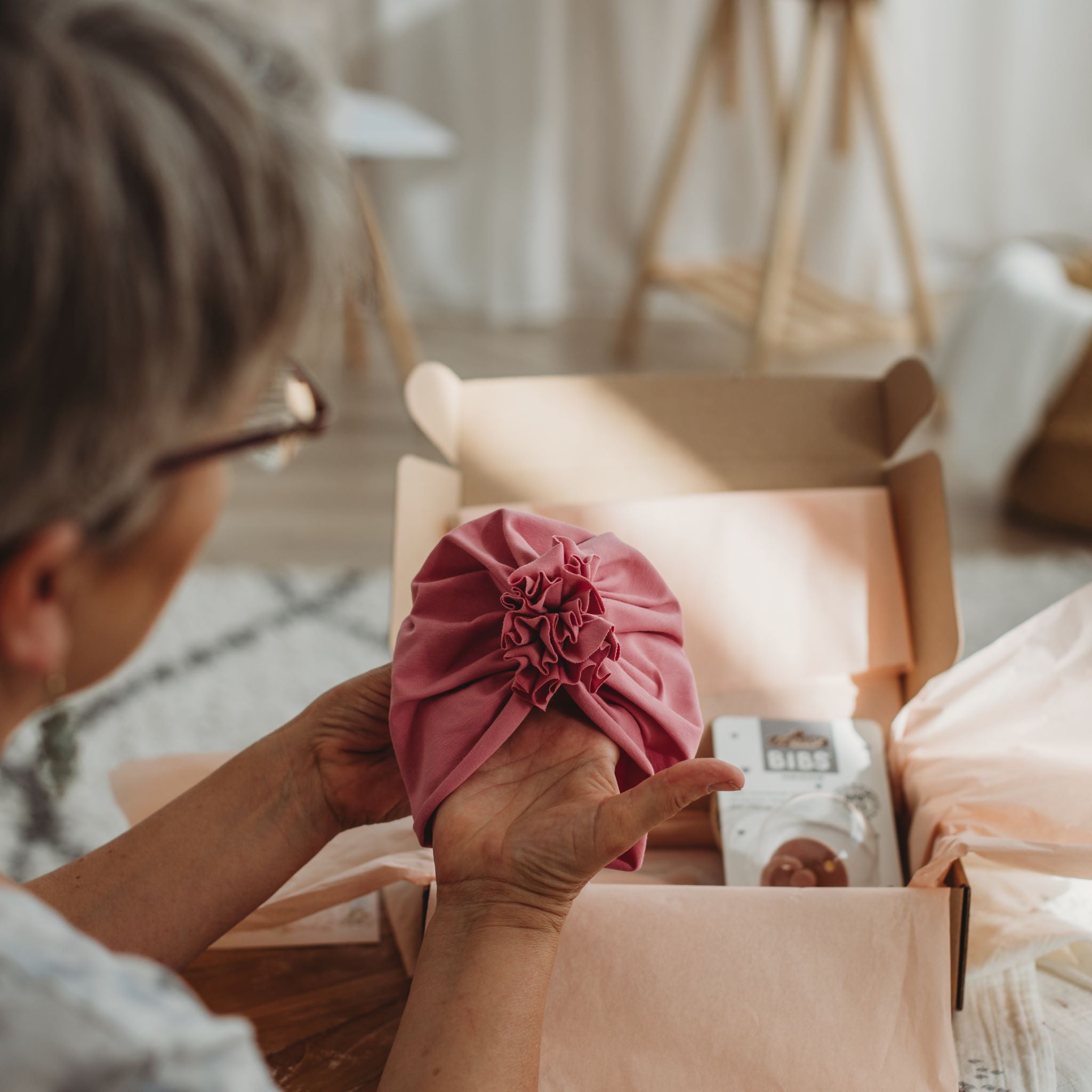 Babaváró ajándékcsomag kismamáknak egyedi turbánkával, minőségi babatermékekkel - pippadu