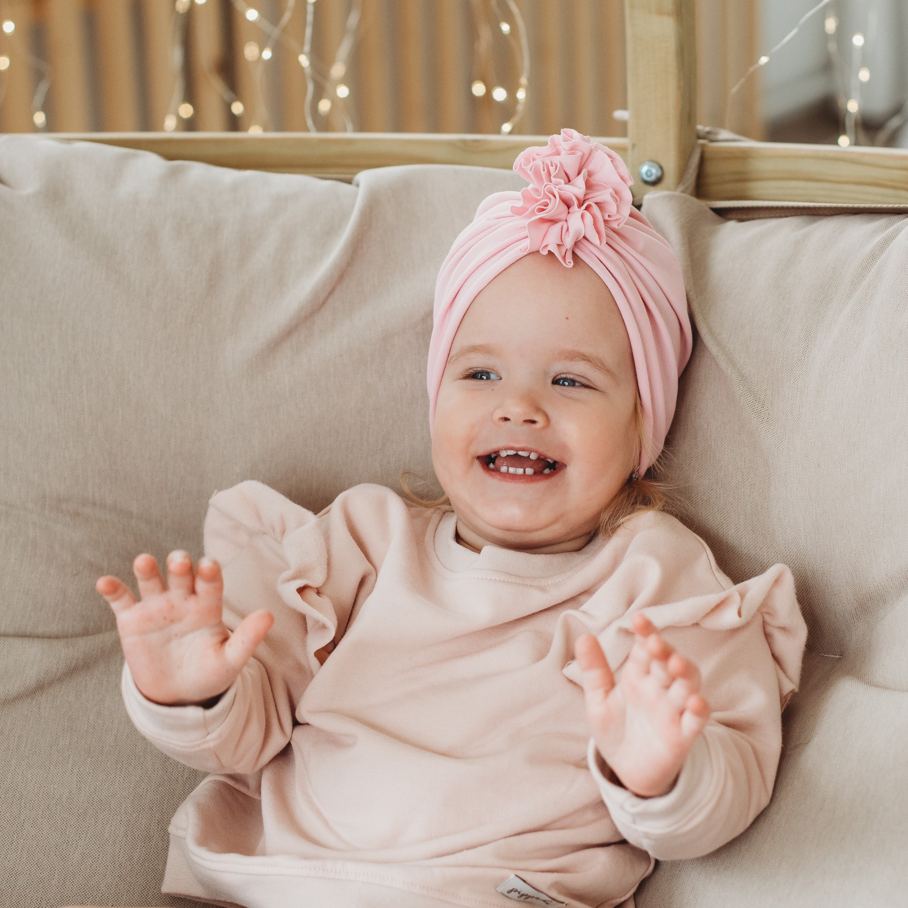 Nevető kislány rózsás turbán sapkában - babarózsaszín - pippadu