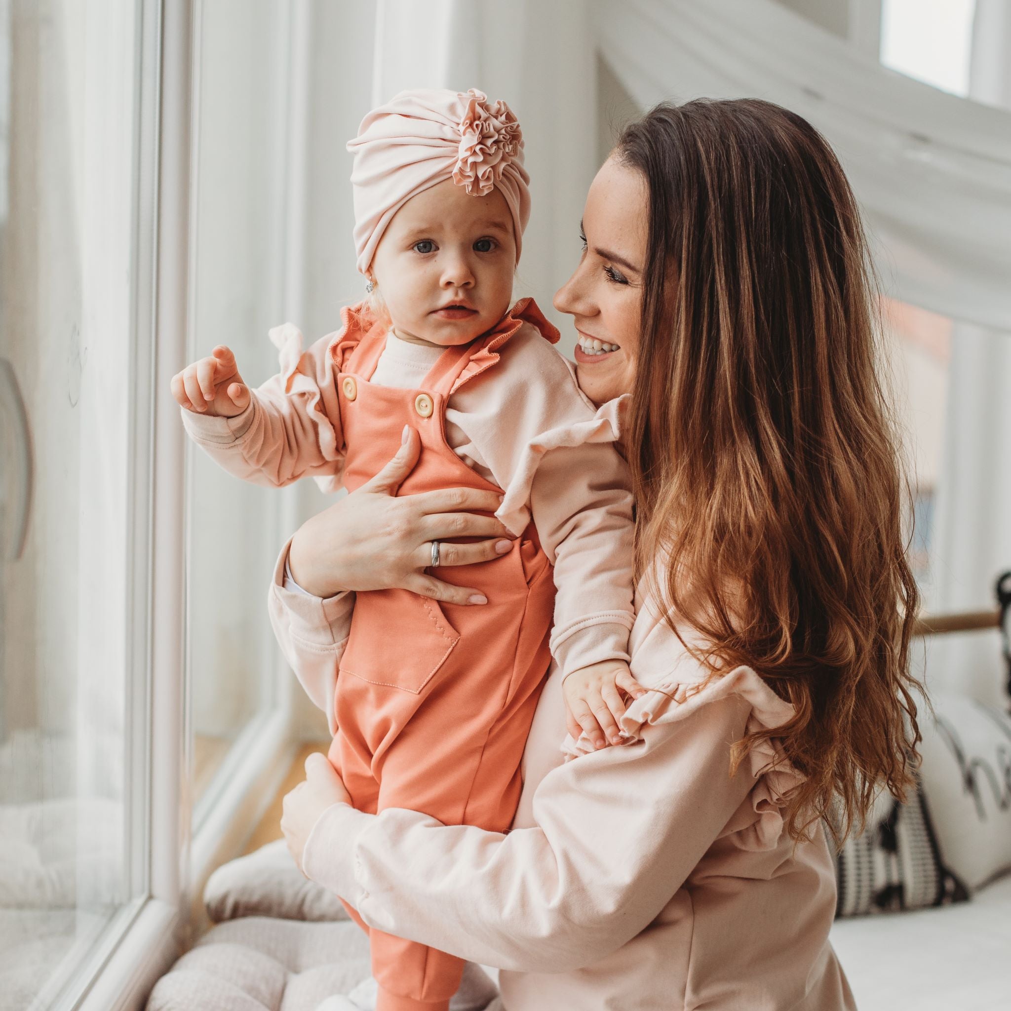 Anya és lánya hamvas púder pulóverben - pippadu