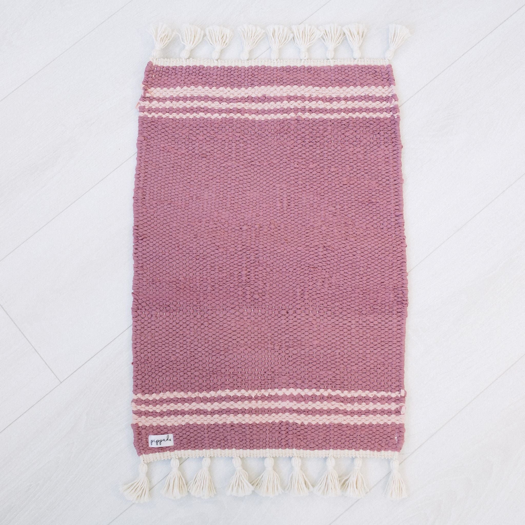 Pippadu játszószőnyeg mályva és púderrózsaszín színben - fehér bojtokkal - gyerekeknek