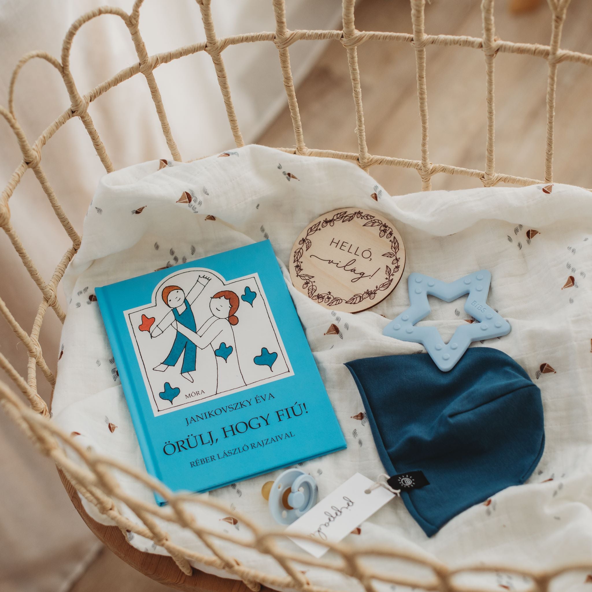 Kincsem babaváró csomag kisfiúknak egyedi pávakék babasapkával - pippadu