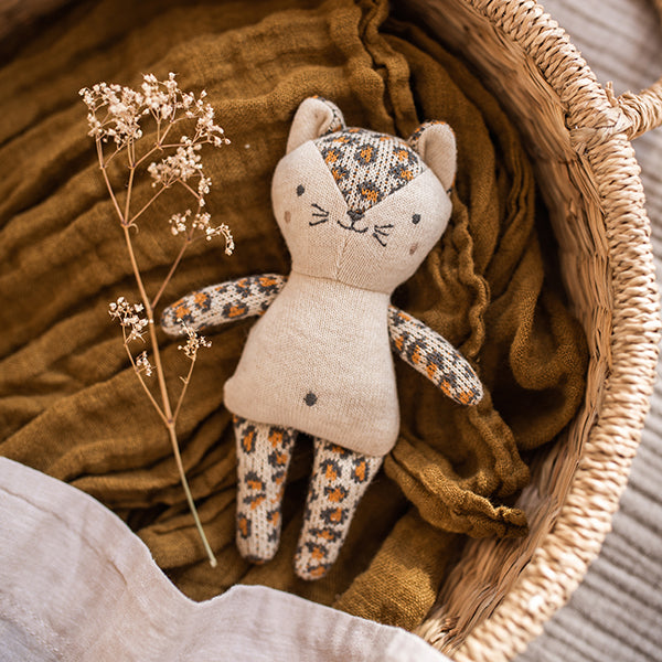 Plüss csörgő bézs leopárd a pippadu polcain - kedves ajándék 0 éves kortól