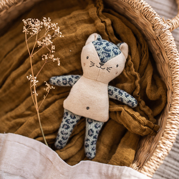 Plüss csörgő gyerekeknek kék színben - pippadu - 0 éves kortól - ajándékötlet