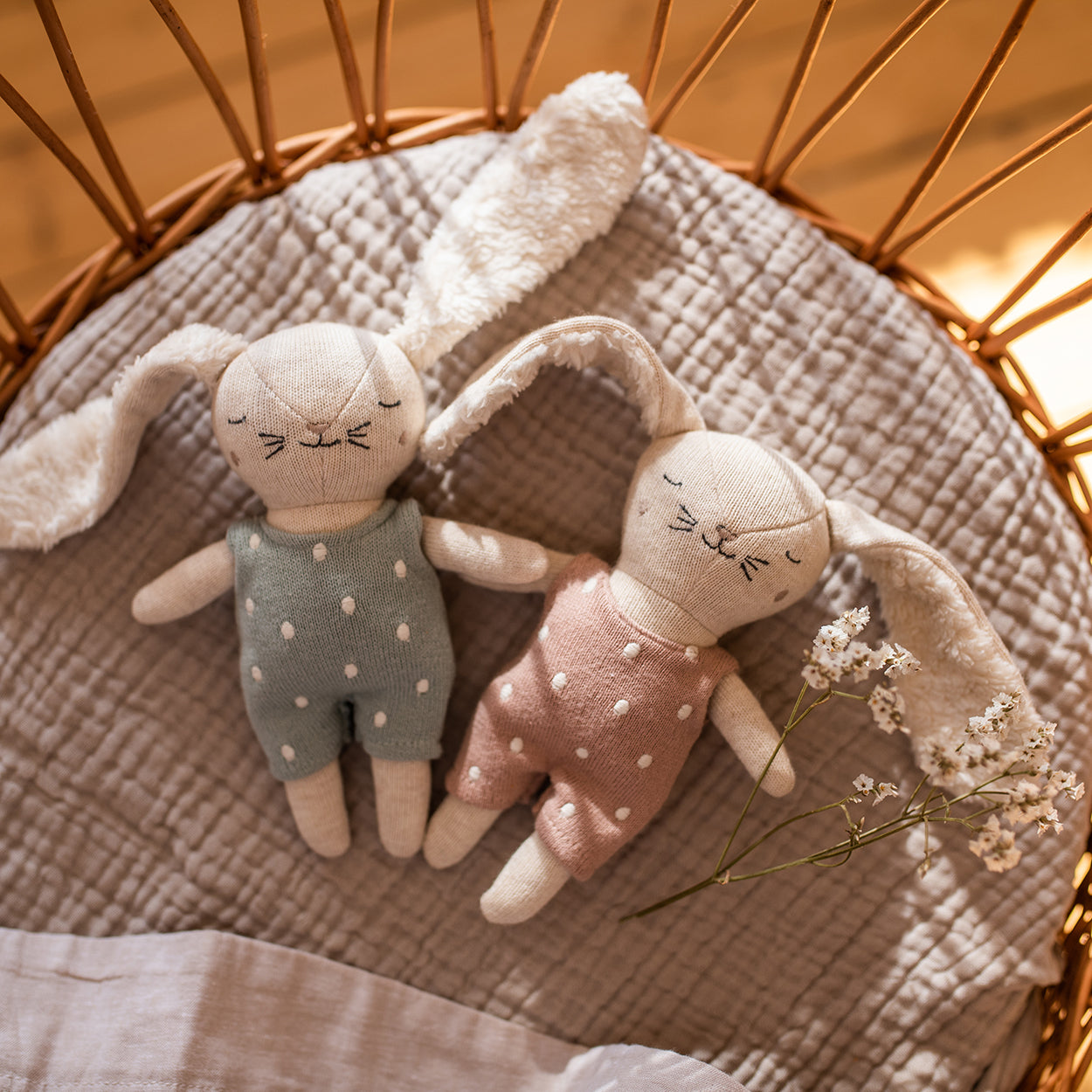 Plüss csörgő nyúl - hamvaskék és púderrózsaszín színben - pippadu