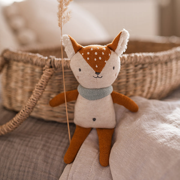 Puha plüss csörgő gyerekeknek - őzgida - pippadu