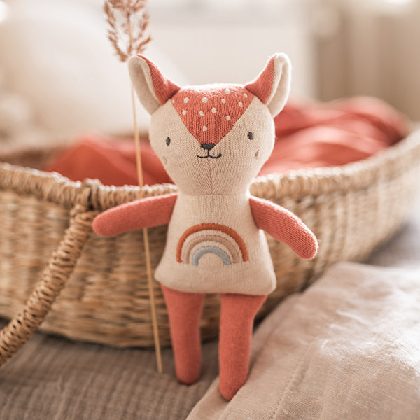 Szivárvány mintás őzike plüss csörgő a pippadu polcain