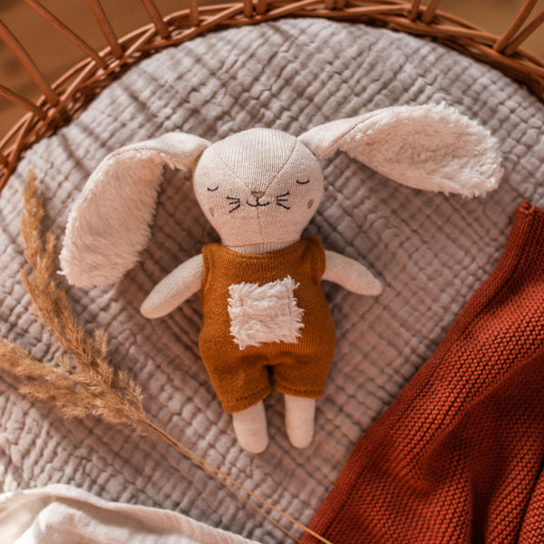 Nyúl csörgő plüss anyagból a pippadu polcan - terra színben