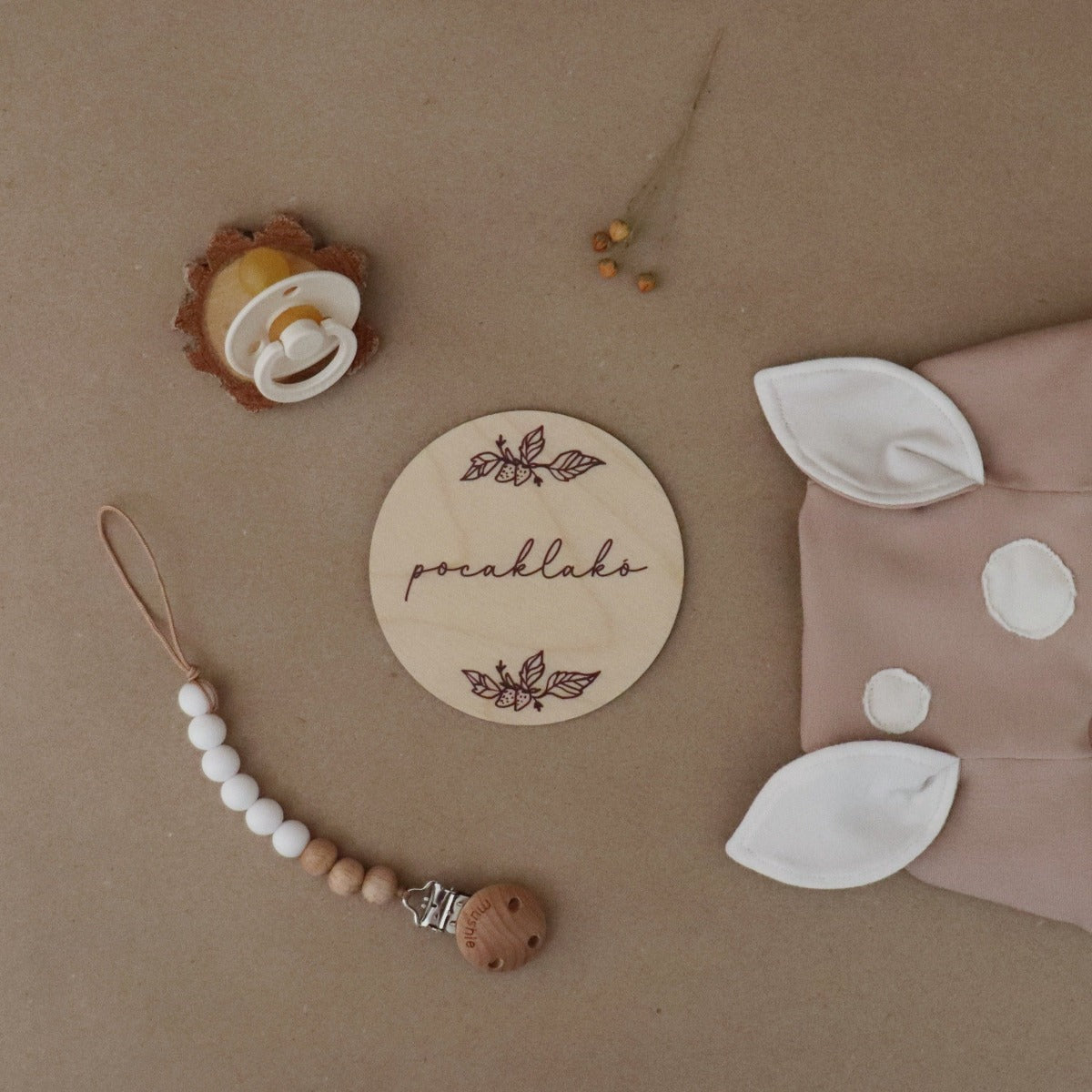 Babafotózási kellék "pocaklakó" felirattal - pippadu - természetes fából