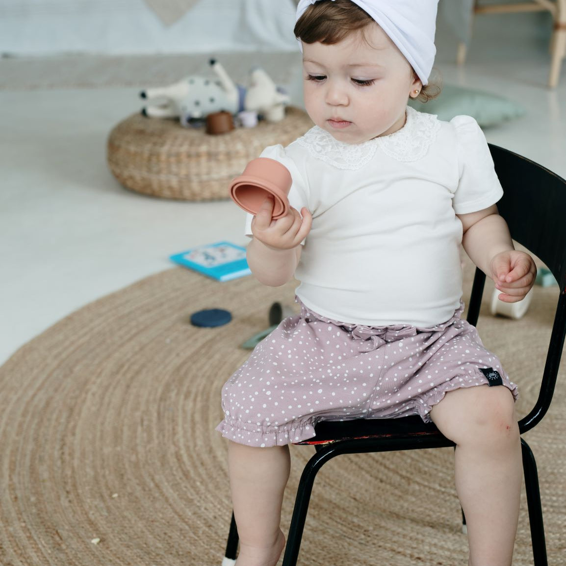 Kézzel készült turbán sapka és fodros lányka nadrág a pippadu márkától - magyar tervezésű gyerekruházat