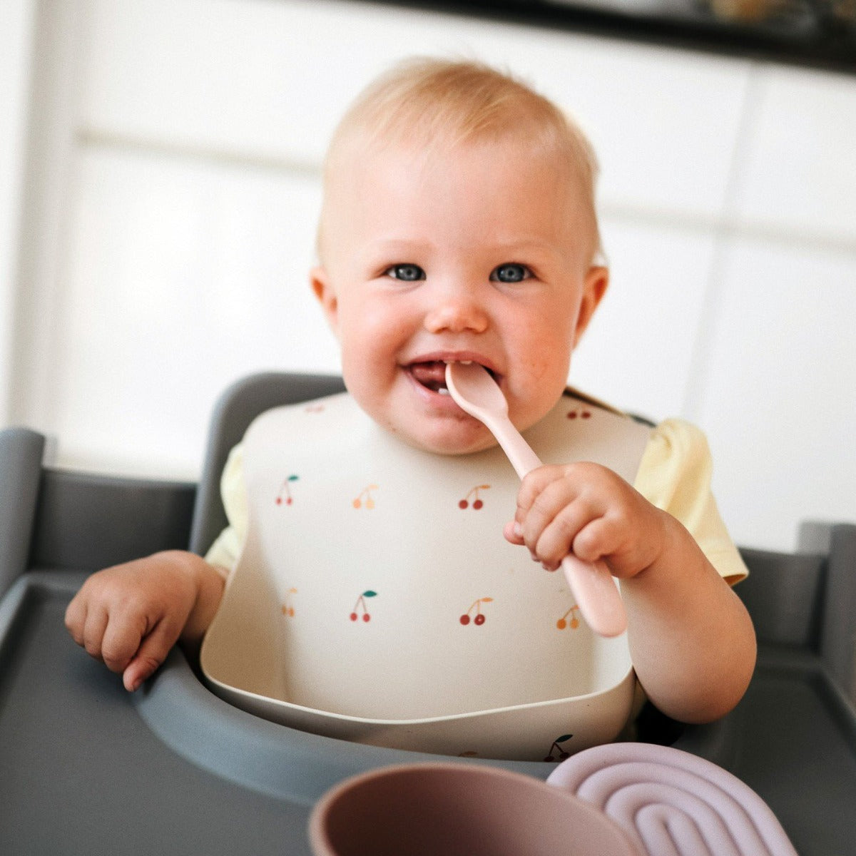 Élelmiszeripari szilikonból készült babakanál a pippadunál. Egy csomagban kettő kanál a babának. Púderrüzsaszín és homok.