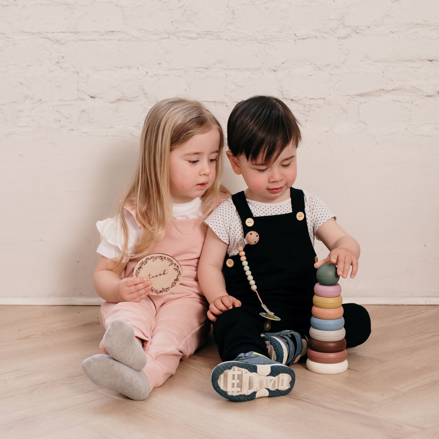 Babafotózási kellék - tesók fa korong - mérföldkő - pippadu - kantáros nadrág tesó szettben