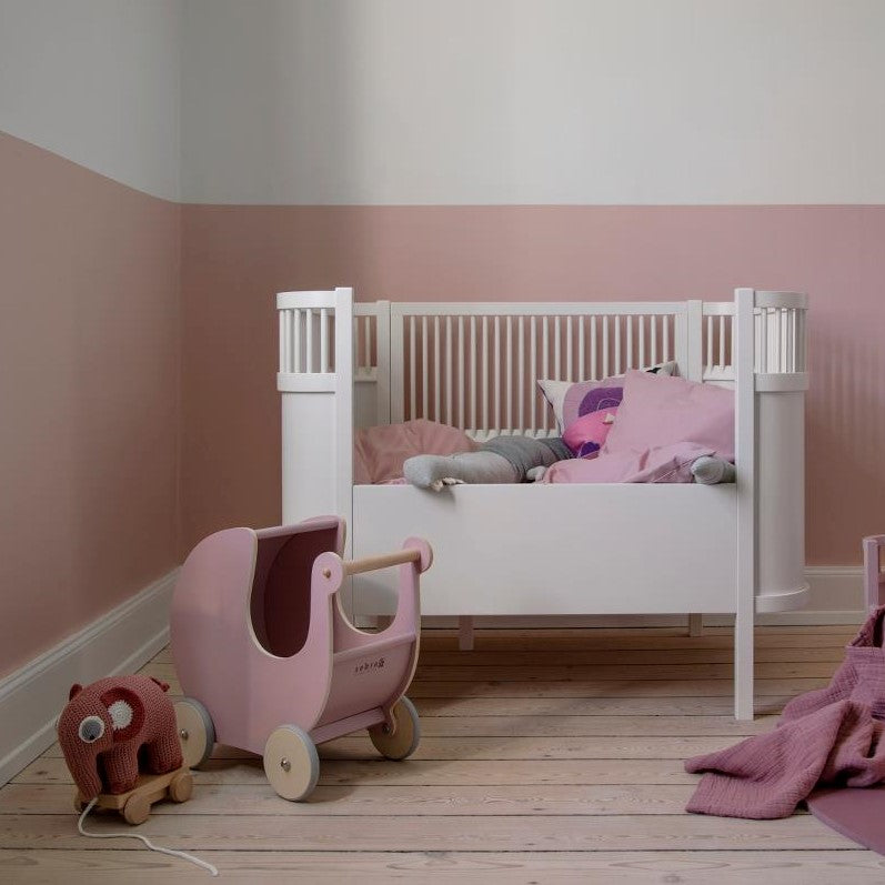 Sebra játékbaba kocsi fából púderrózsaszín színben - pippadu