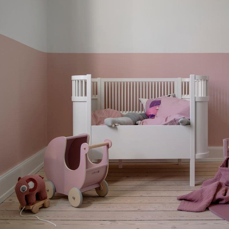 Sebra játékbaba kocsi fából púderrózsaszín színben - pippadu