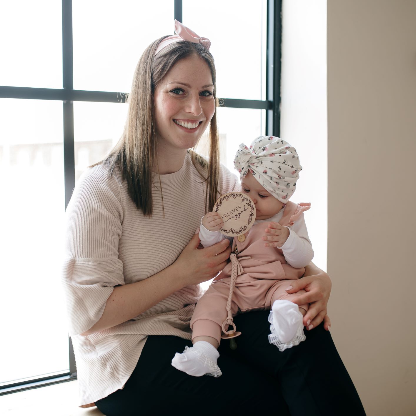 Kantáros nadrág fodorral - púderrózsaszín színben kis rózsás turbánkával anya-lánya szettben - pippadu