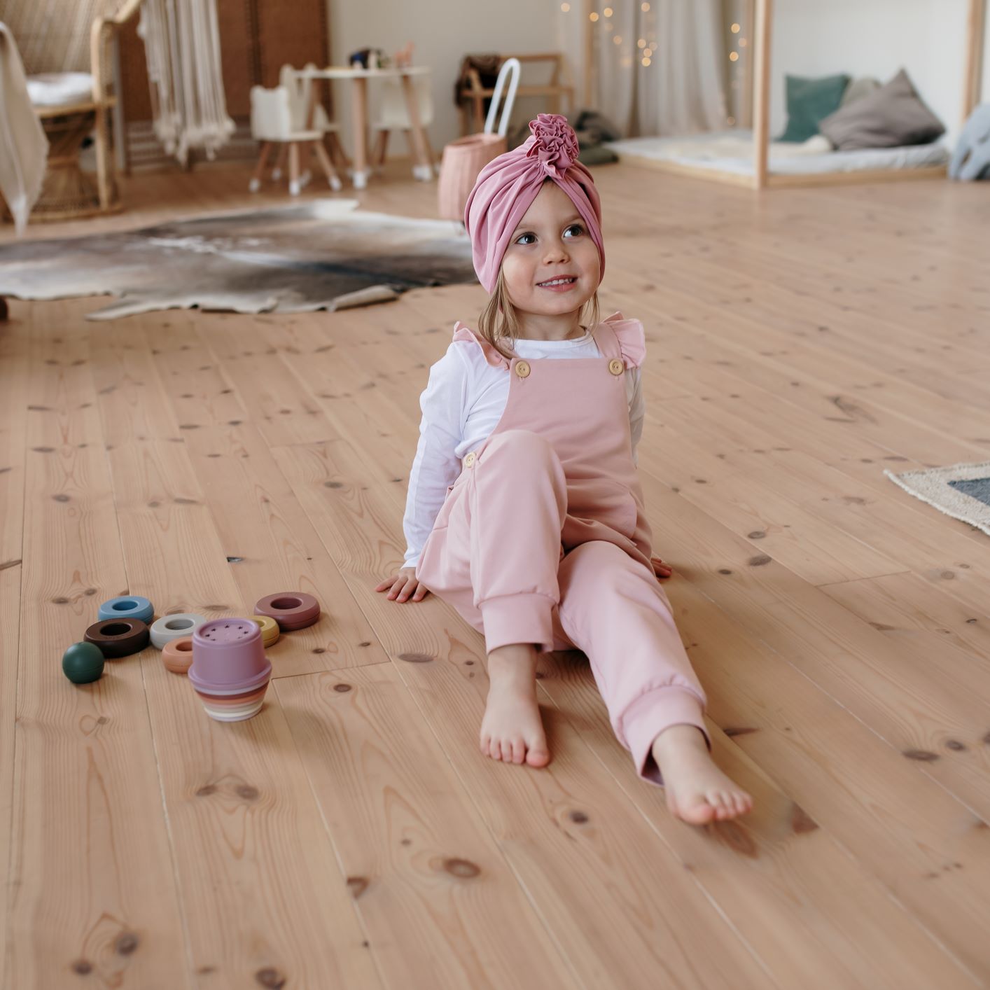 Kantáros nadrág fodorral - púderrózsaszín színben rózsa turbánka kiegészítővel - pippadu