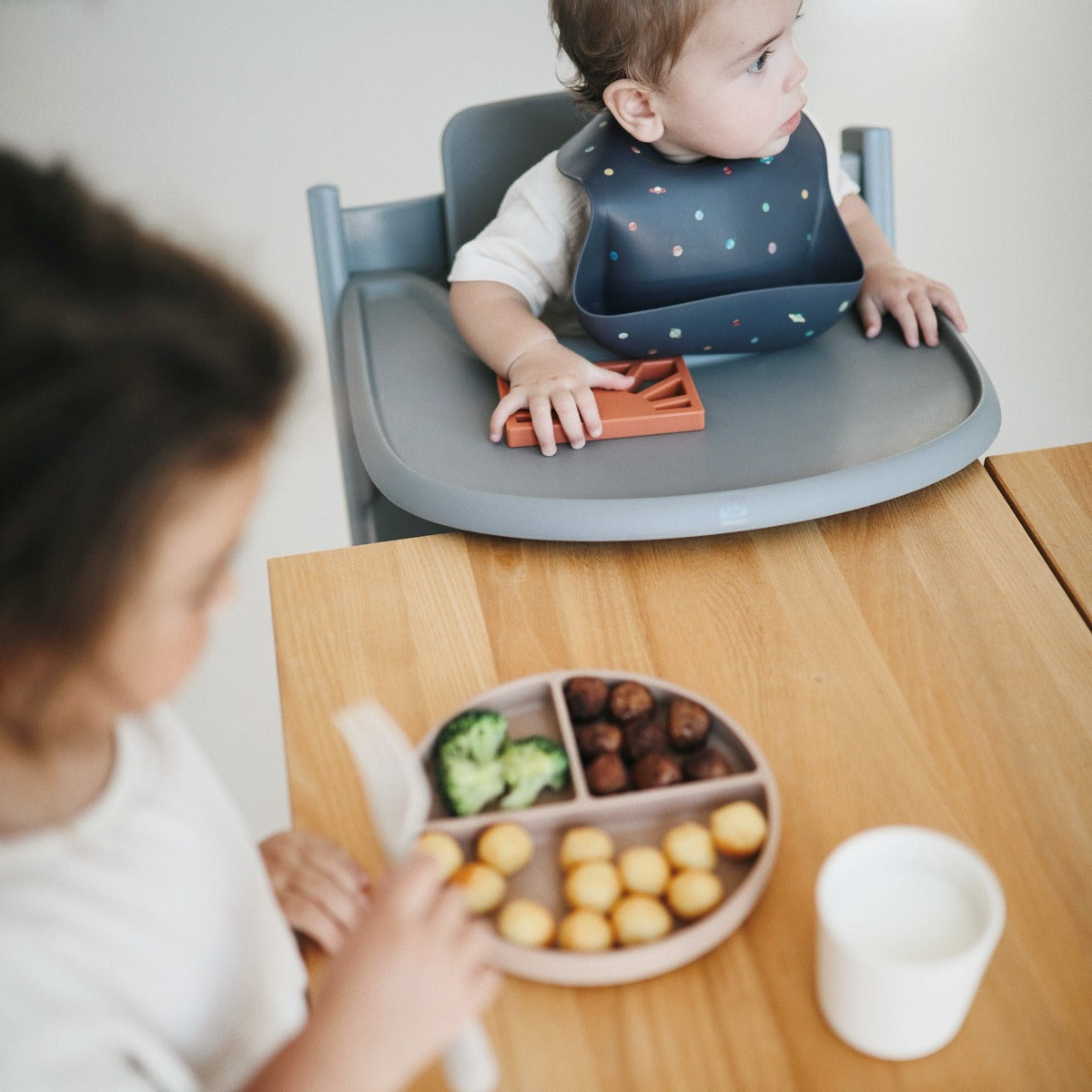 MUSHIE csúszásmentes lapostányér - több színben - Pippadu