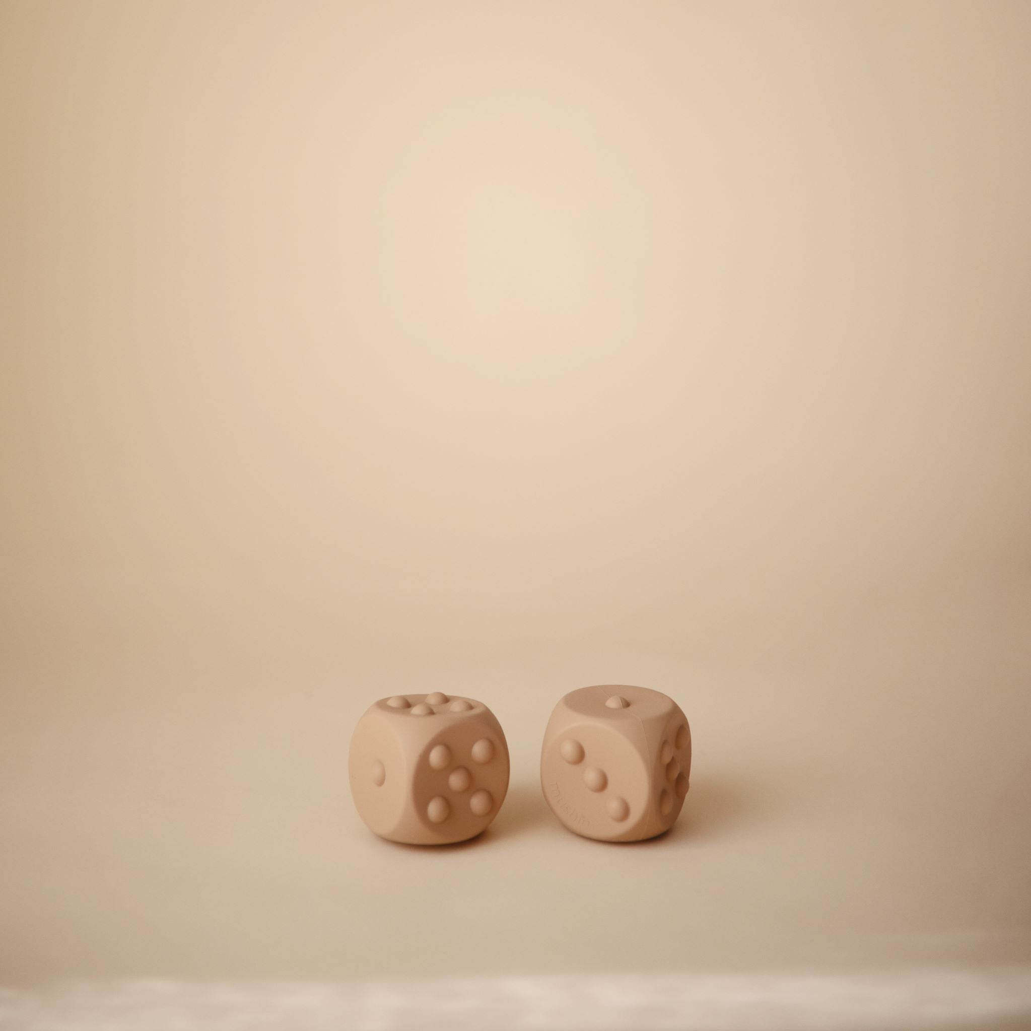 Pop it! játék dobókocka bézs színben - pippadu - mushie