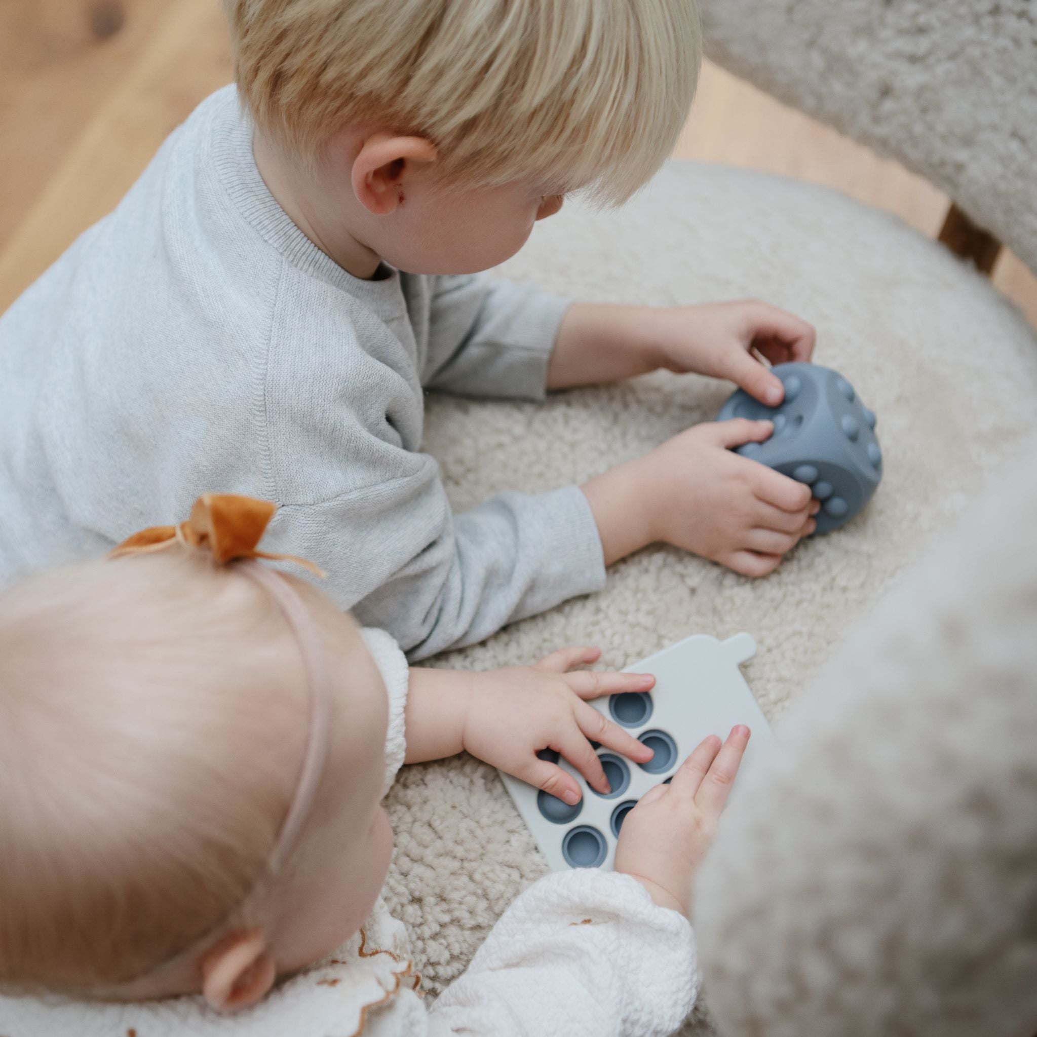 Készségfejlesztő pop játék dobókocka szellő színben - pippadu