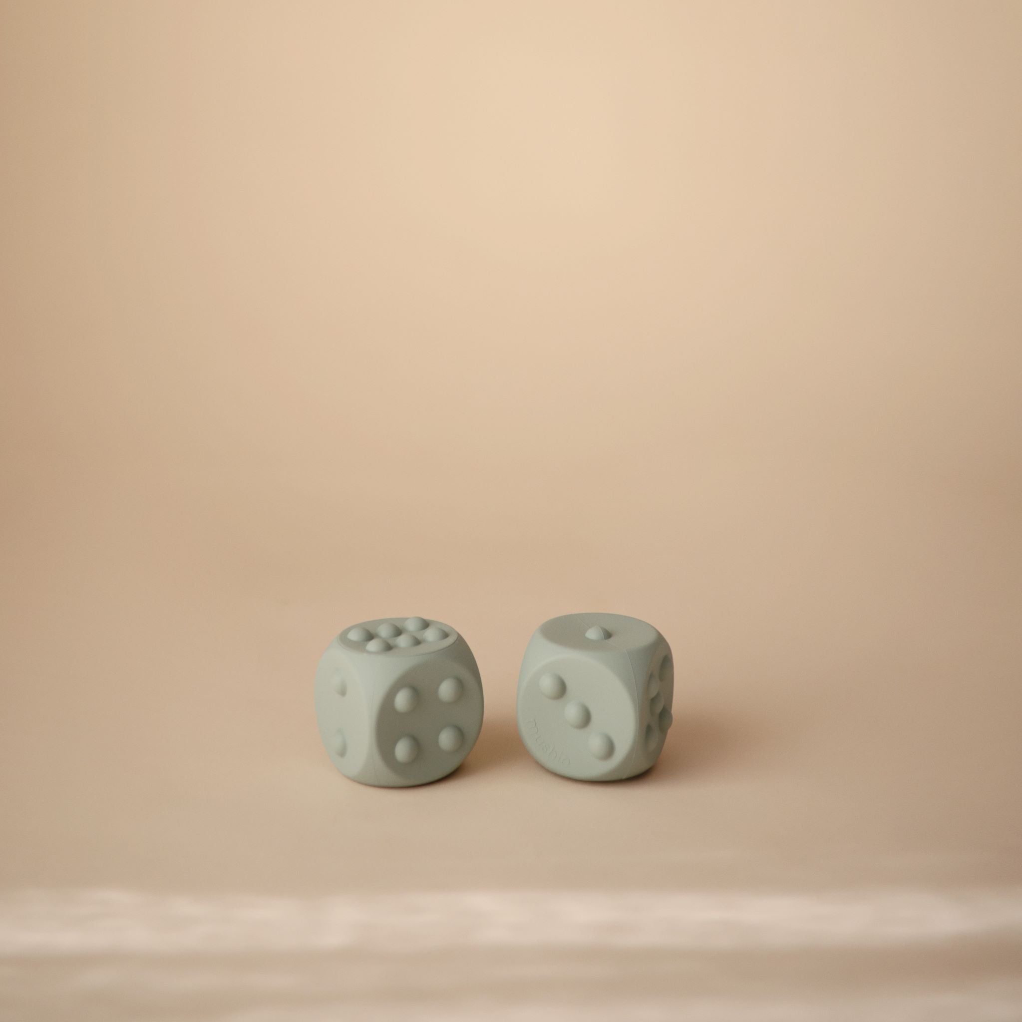 Pop játék - világos türkiz színben a pippadu polcain - készségfejlesztő játék