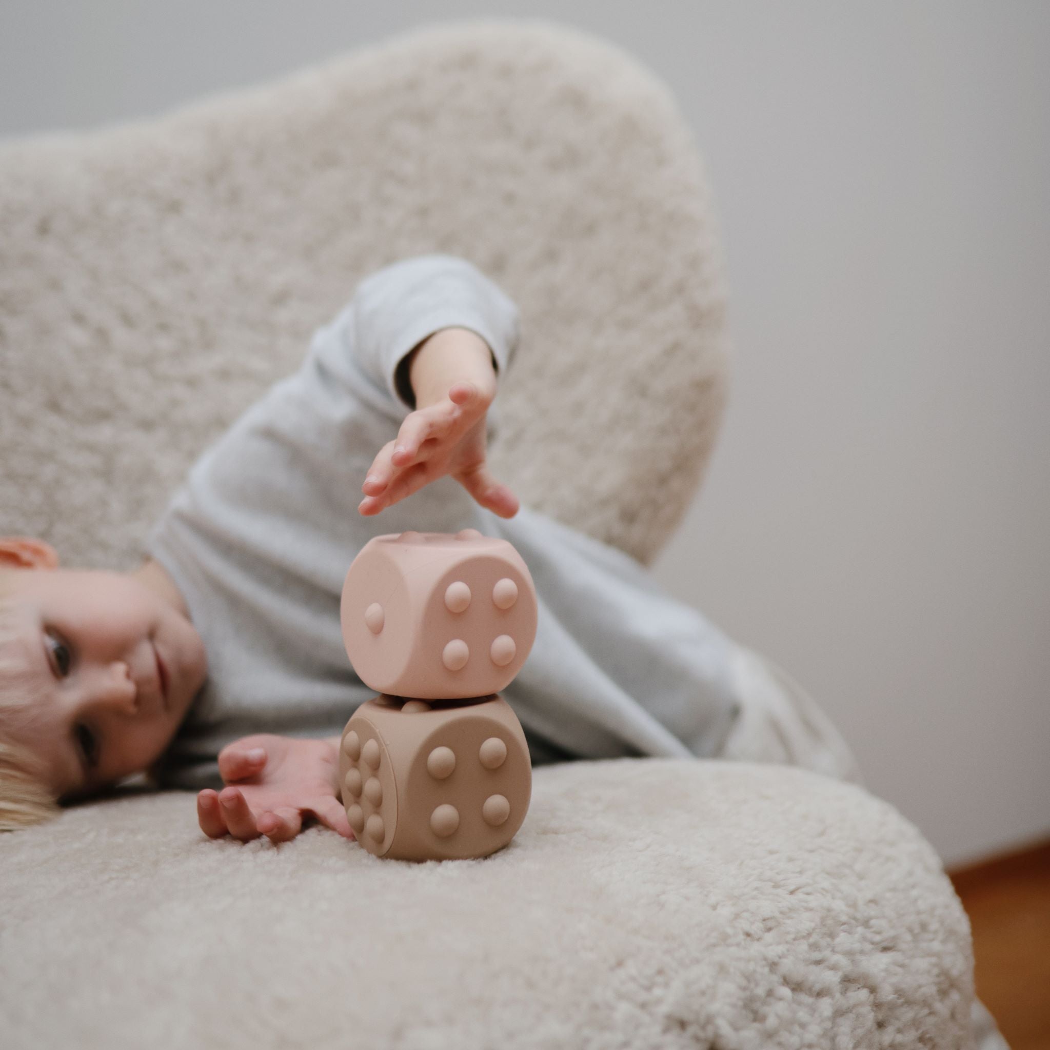 Pukkasztós játék dobókocka több színben - bézs és kakukkfű - pippadu