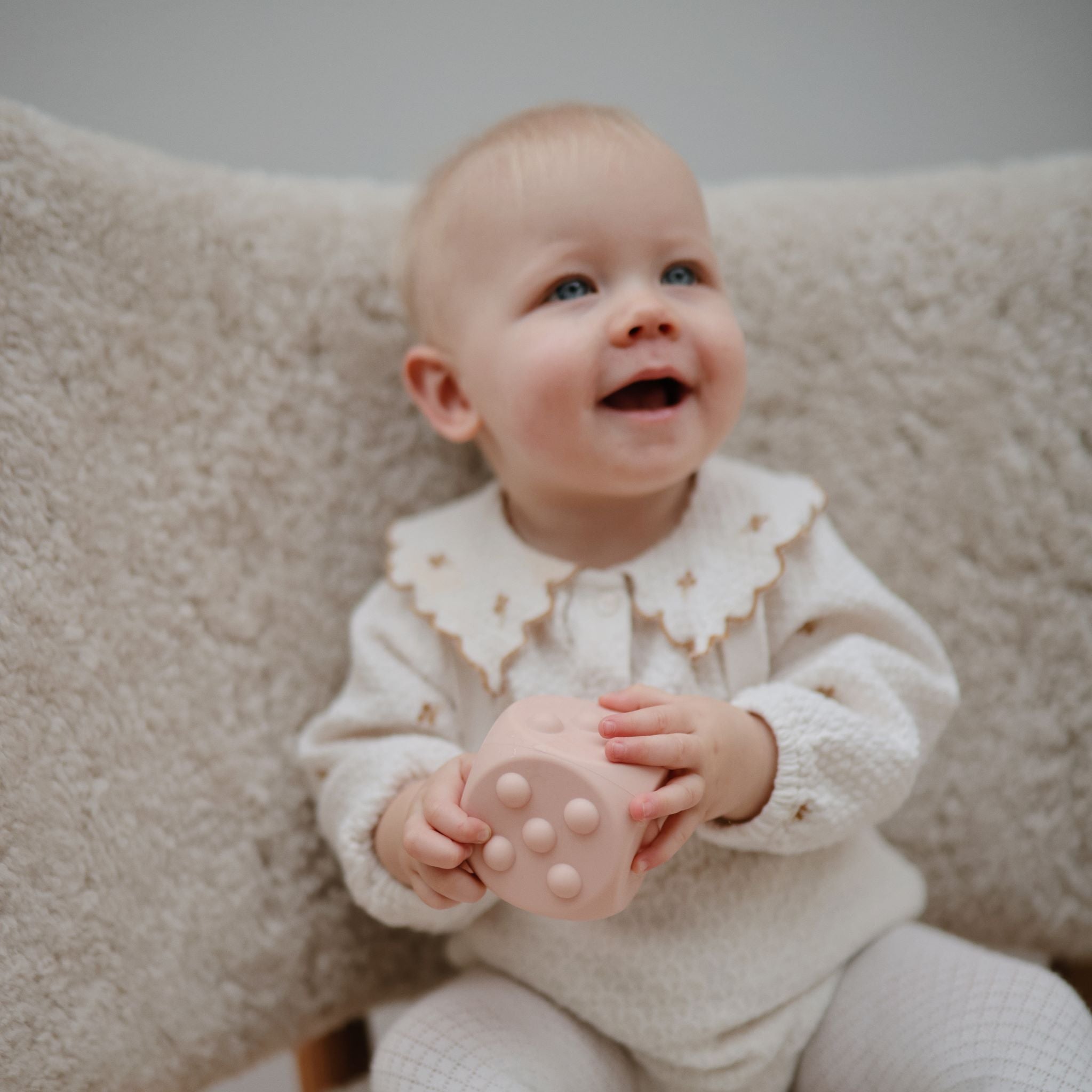 Pukkasztós játék dobókocka több színben a pippadu polcain - mushie