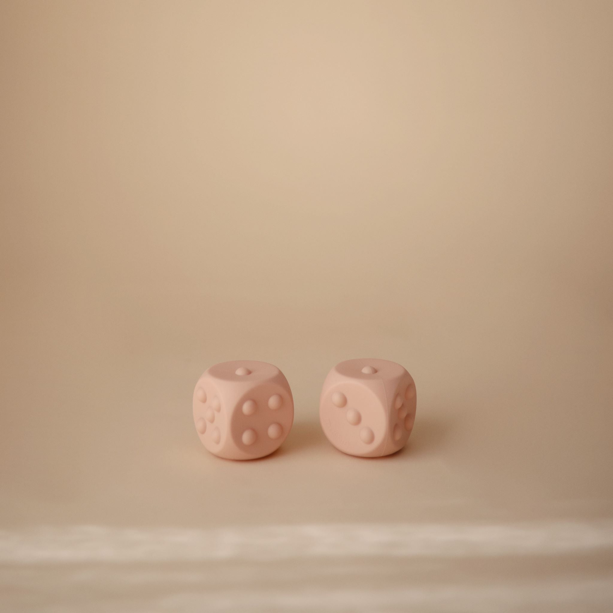 Pukkasztós játék dobókocka púderrózsaszín színben - pippadu - mushie