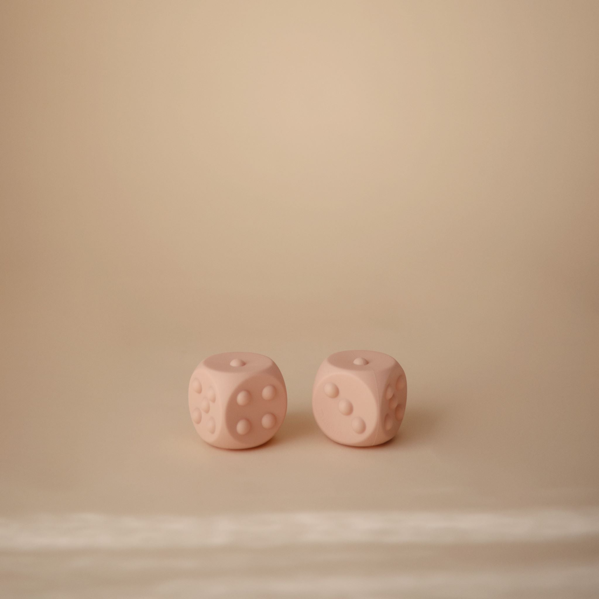 Pukkasztós játék dobókocka púderrózsaszín színben - pippadu - mushie