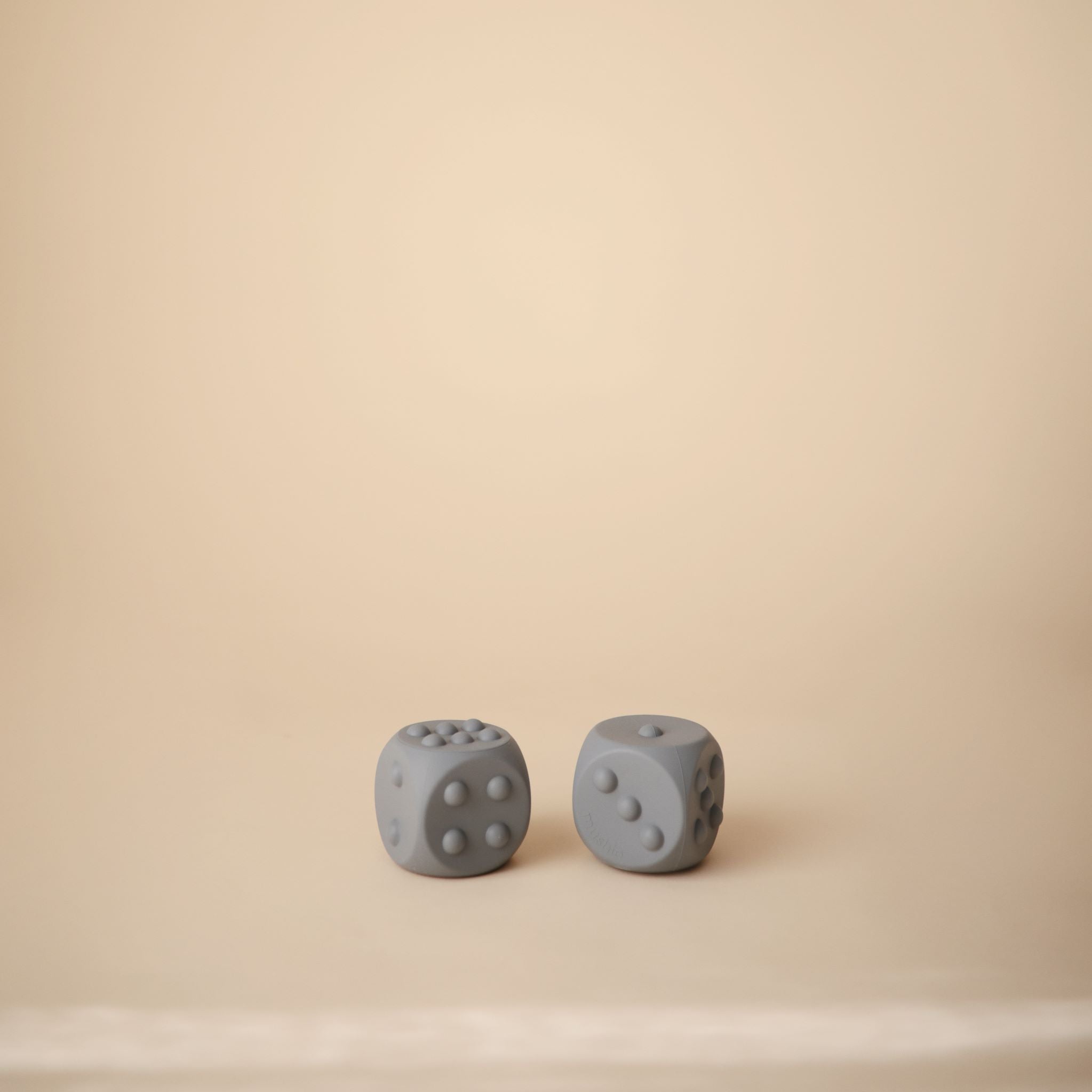 Pop játék dobókocka szellő és szikla színben - pippadu - mushie