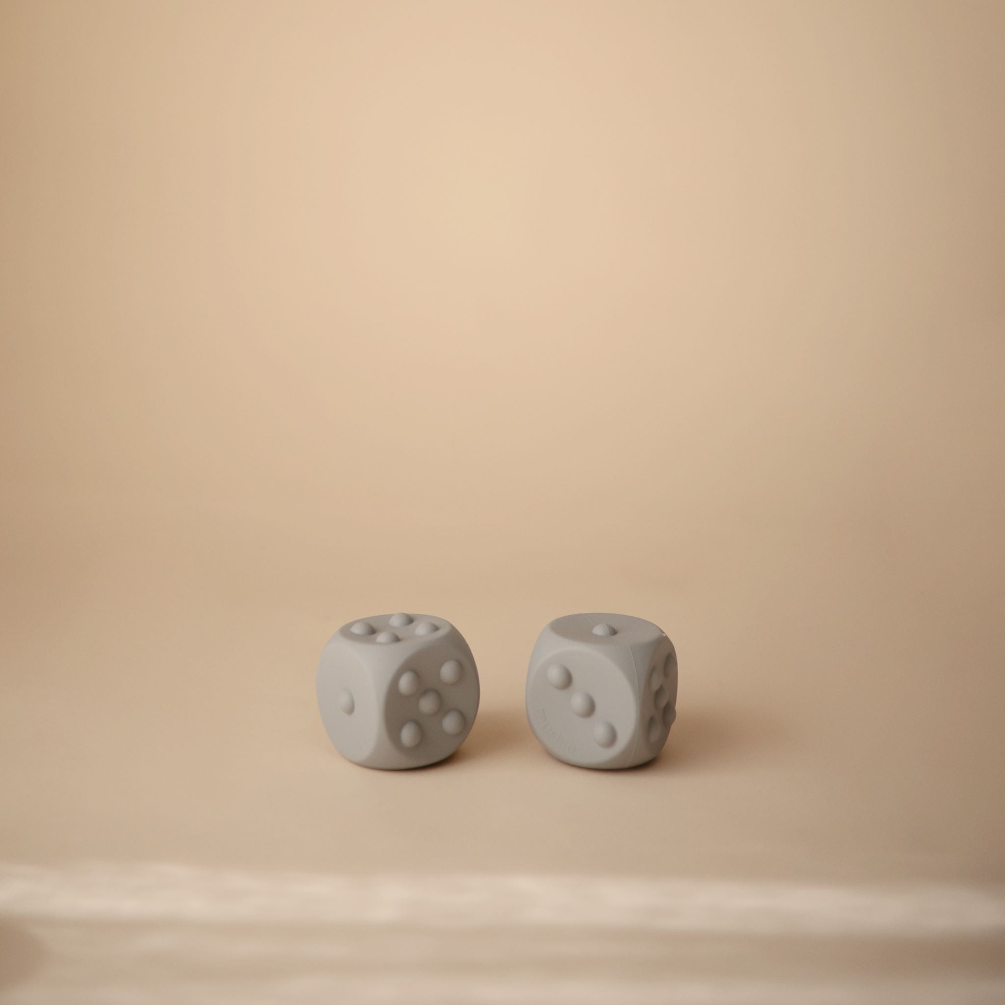 Pop it! játék dobókocka szikla színben a pippadu polcain - mushie