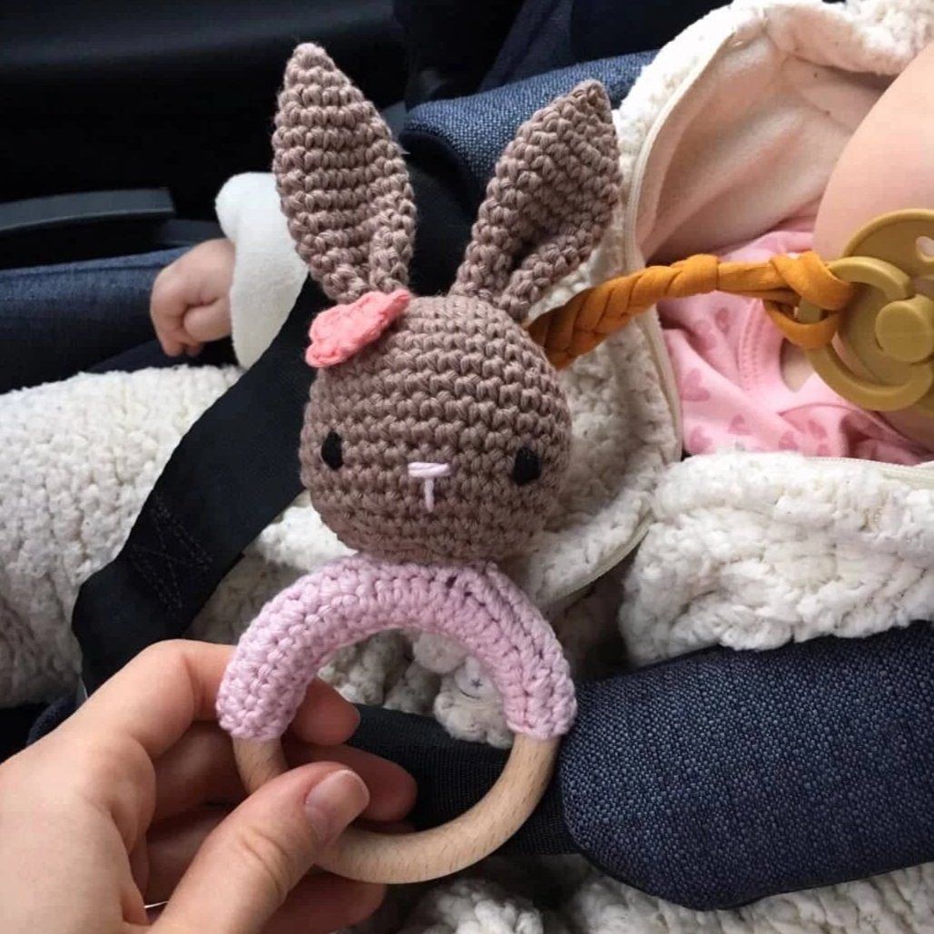 Horgolt rágóka csörgővel - Molli nyuszi - Pippadu