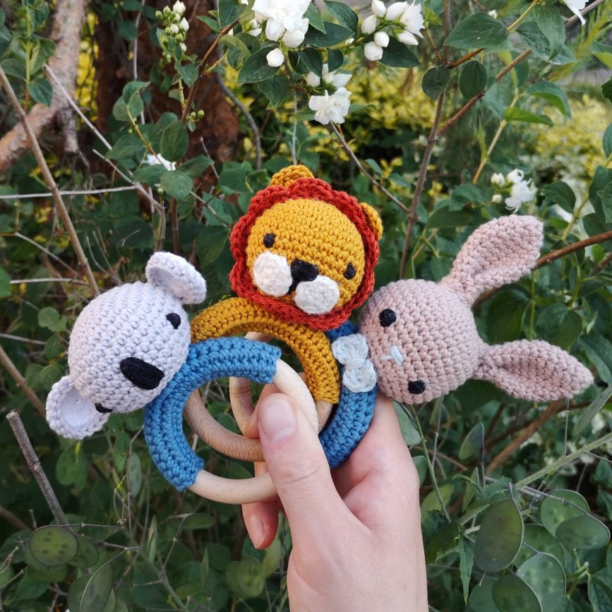 Horgolt rágóka csörgővel - Levi koala - Pippadu