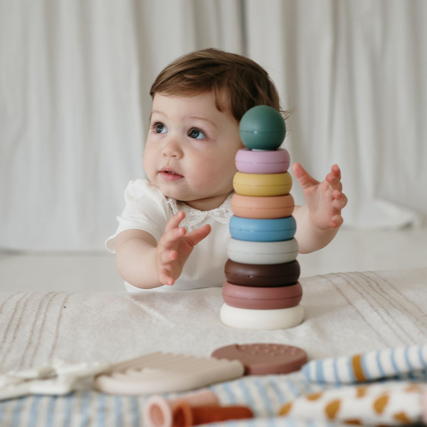 Gyűrű piramis retro színekben a pippadu márkától - mushie termék