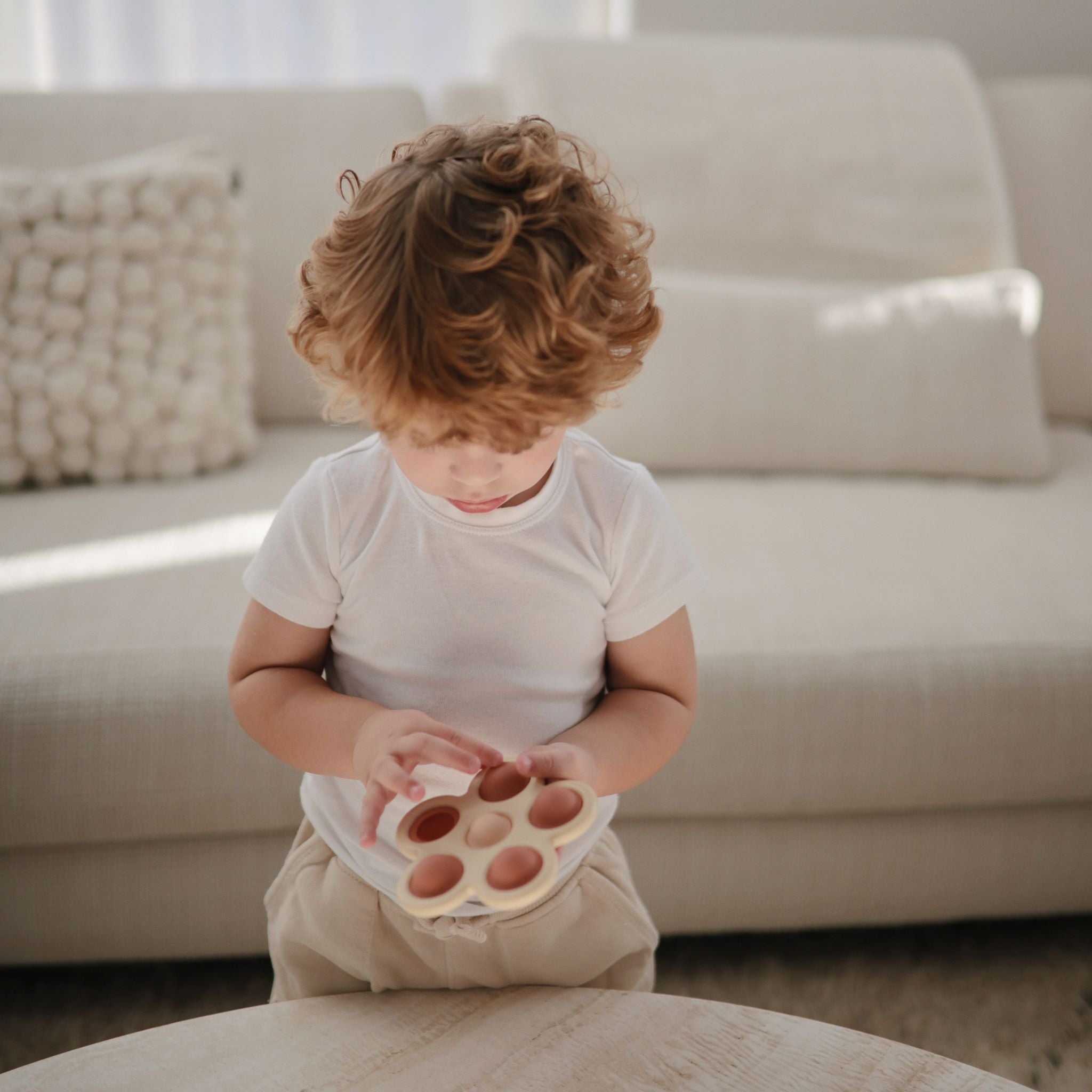 Virág formájú pop játék kakukkfű színben - pippadu - mushie