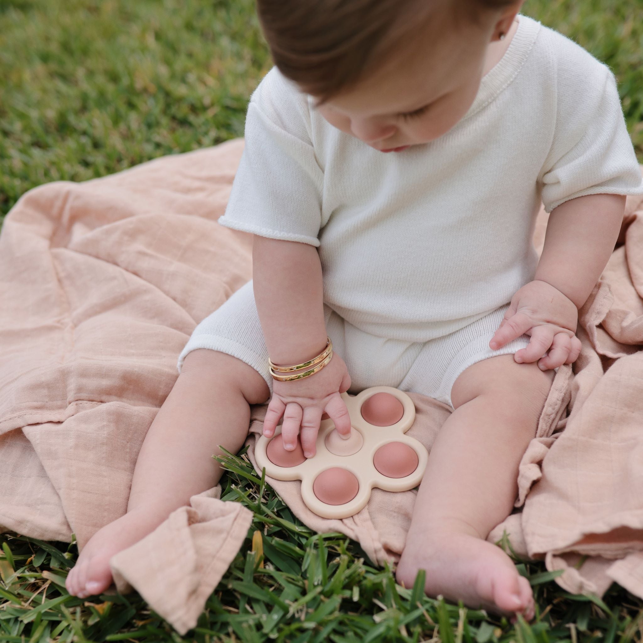 Virág formájú pop játék halvány lila színben - mushie - pippadu