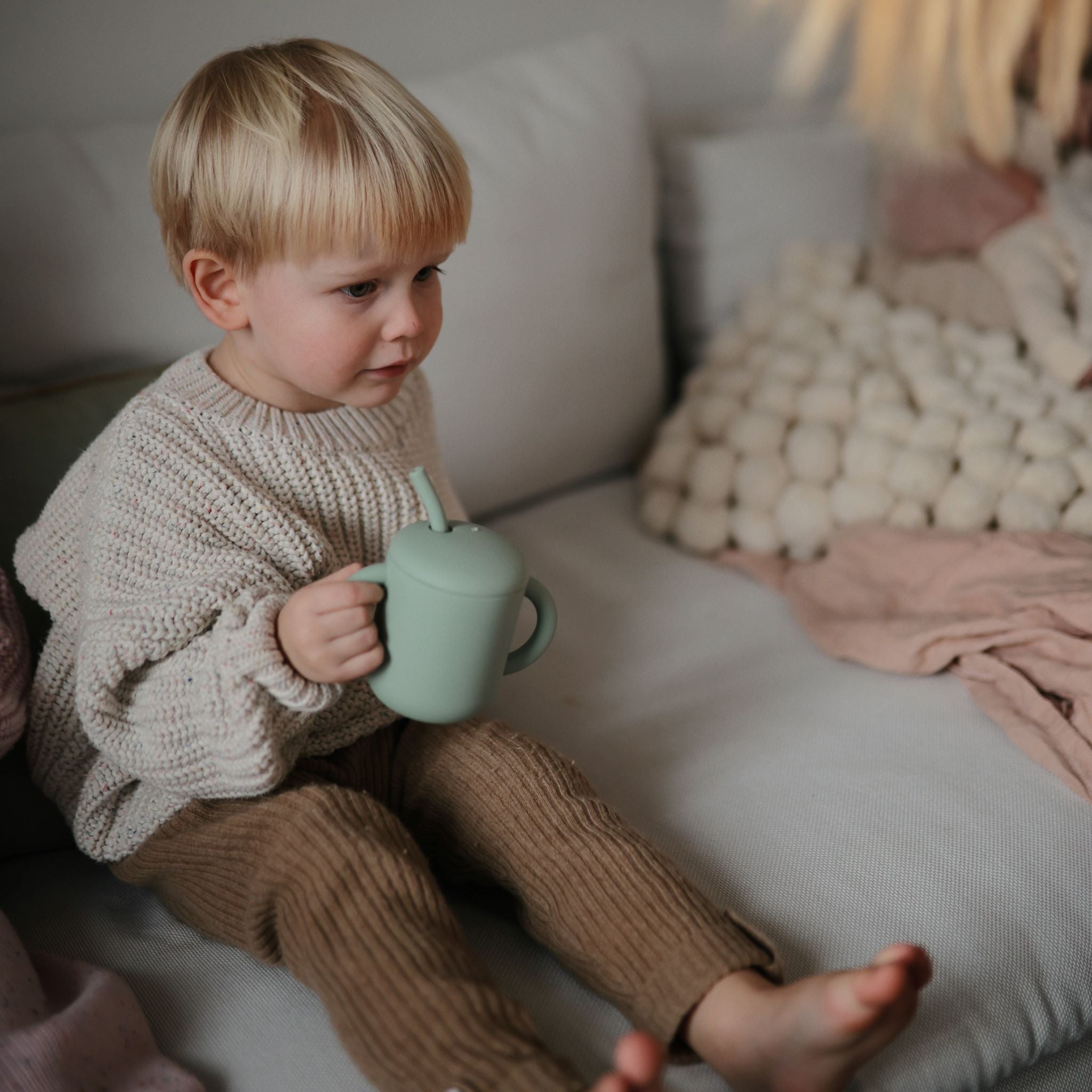 Szilikon szívószálas itatópohár a pippadu polcain - mushie - halvány türkiz